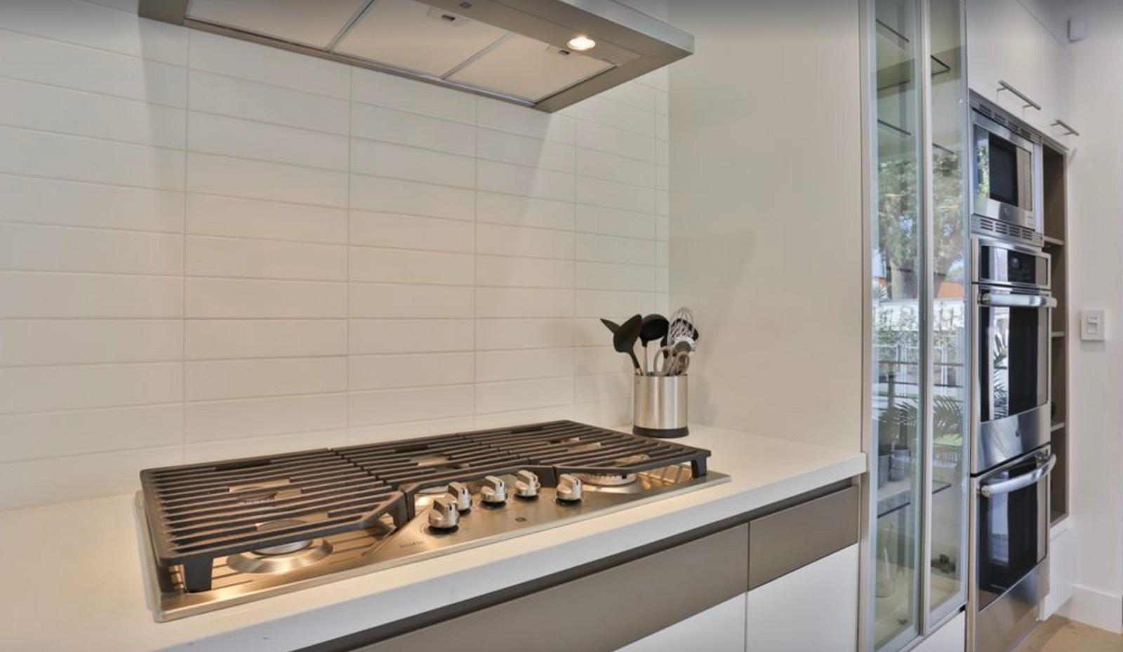 OK's Modern Venice Bungalow — photo 9