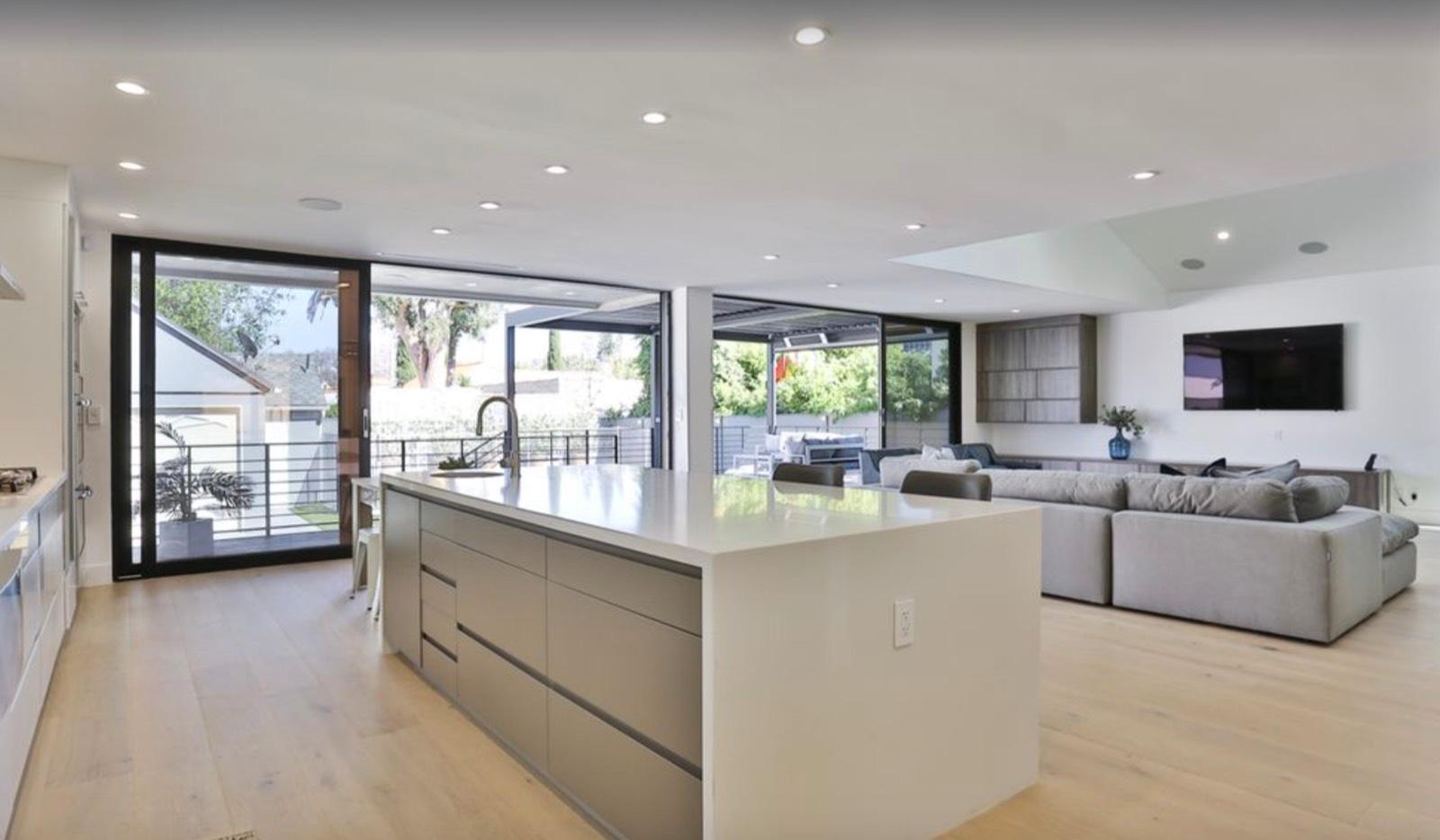 OK's Modern Venice Bungalow — photo 10