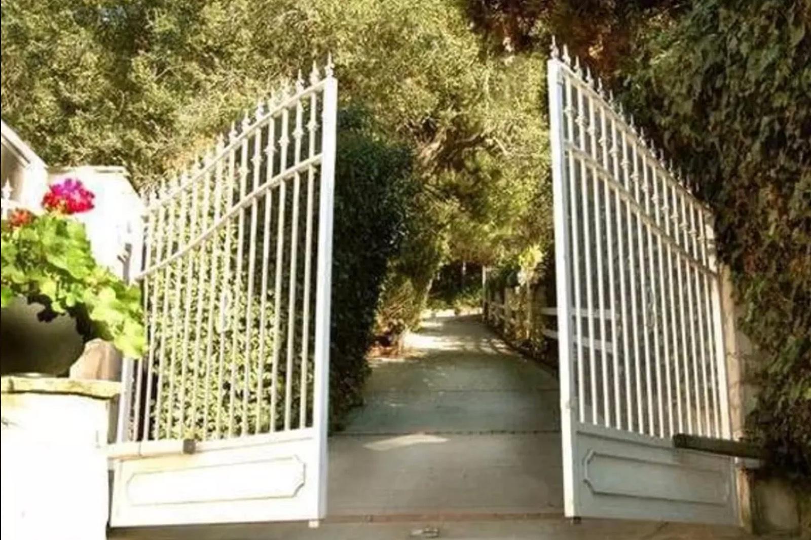 Old World BH Mansion — photo 6