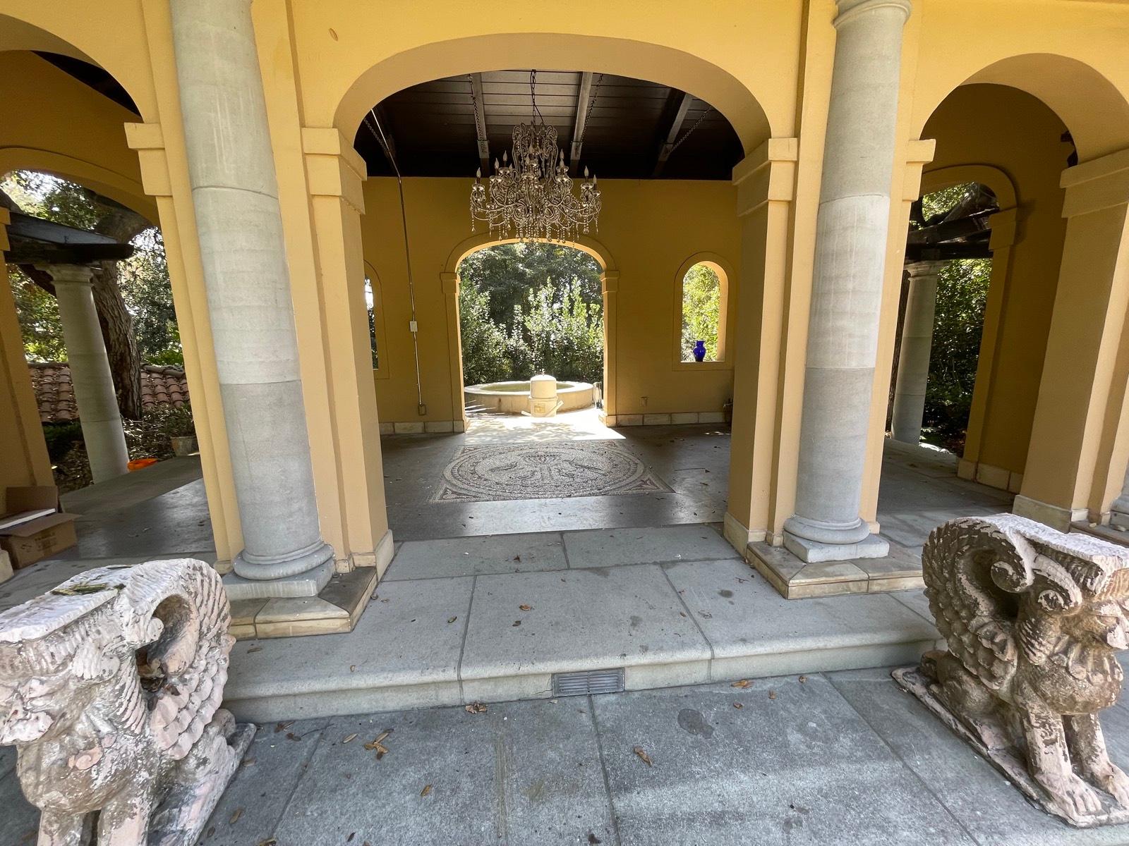 Palatial Vintage Mansion — photo 2
