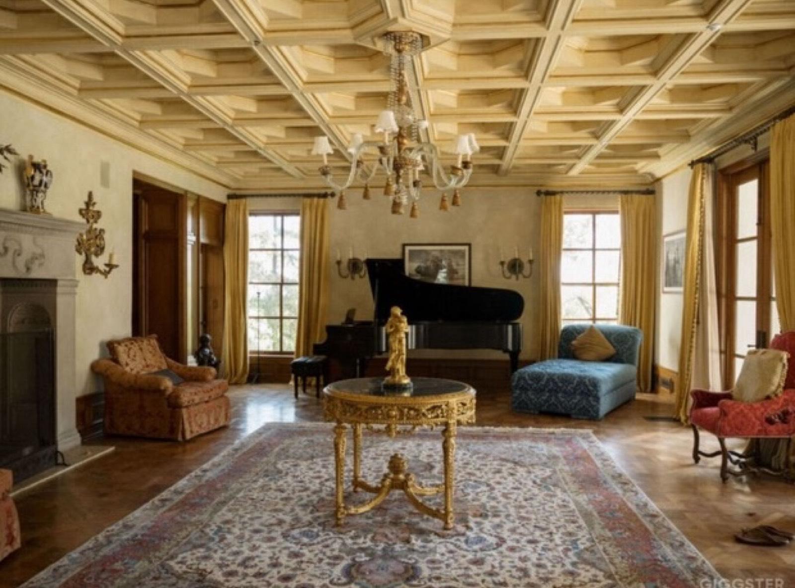 Palatial Vintage Mansion — photo 10