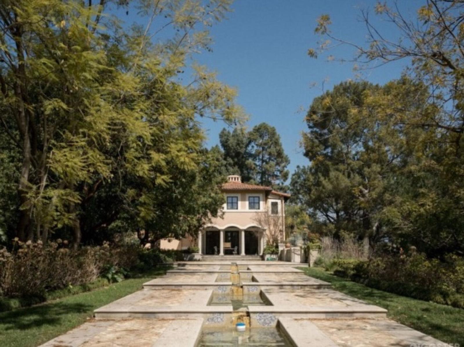 Palatial Vintage Mansion — photo 9