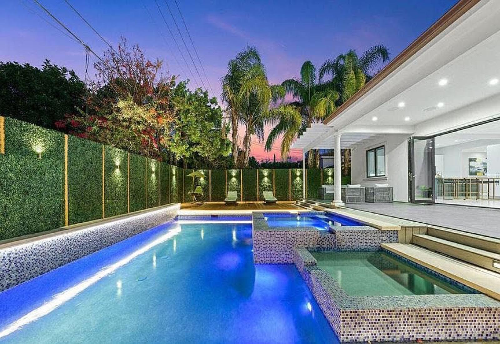 Patrick Oaks Modern Mini Mansion — photo 3