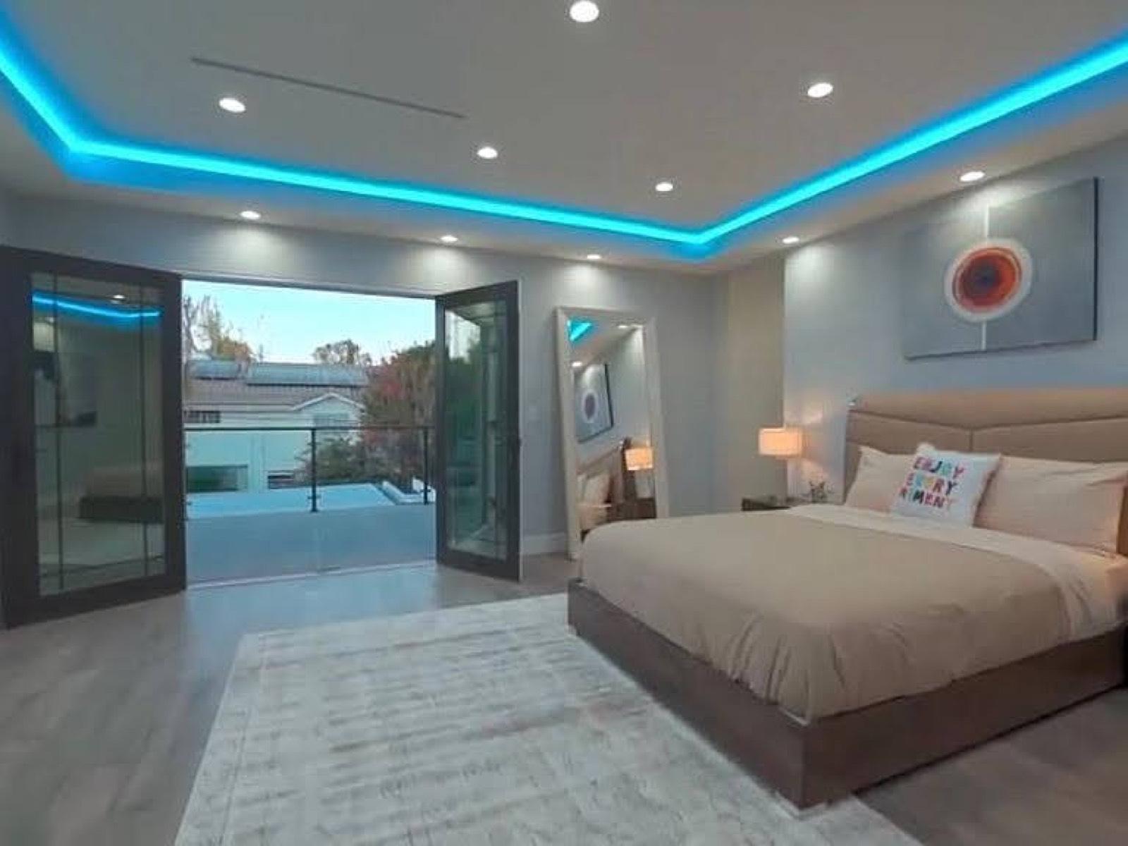 Patrick Oaks Modern Mini Mansion — photo 6