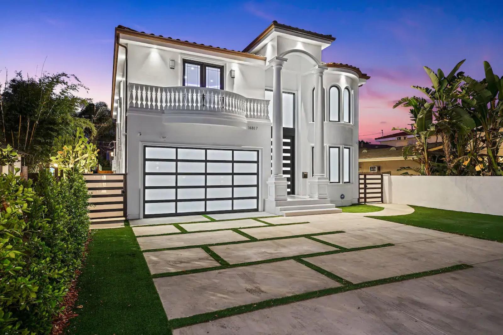 Patrick Oaks Modern Mini Mansion — photo 1