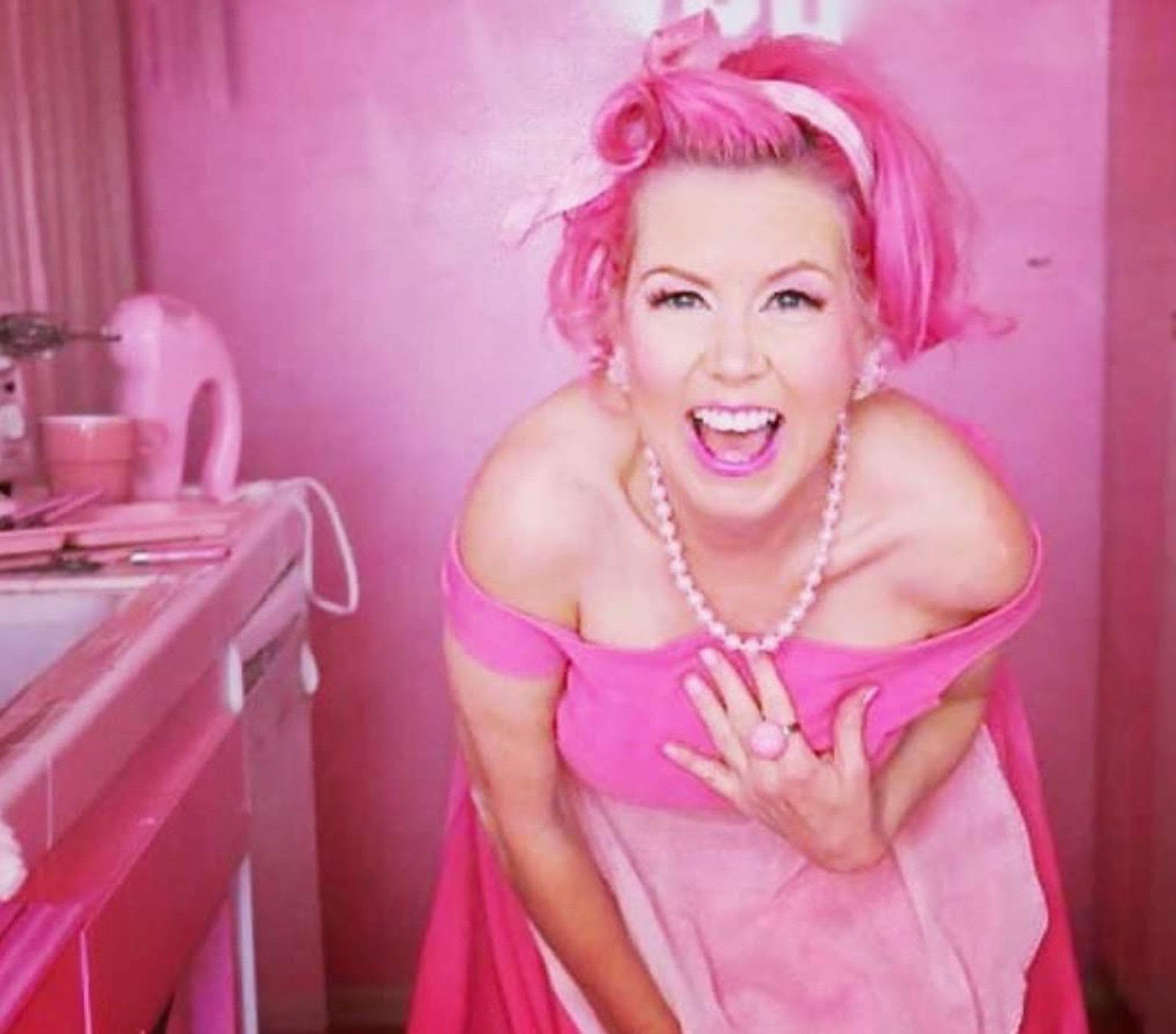 Pink dollhouse — photo 11