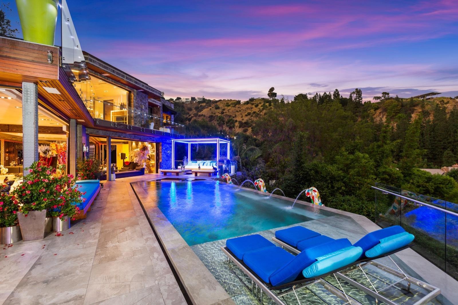 PJ's Modern Rock n Roll Mansion — photo 2