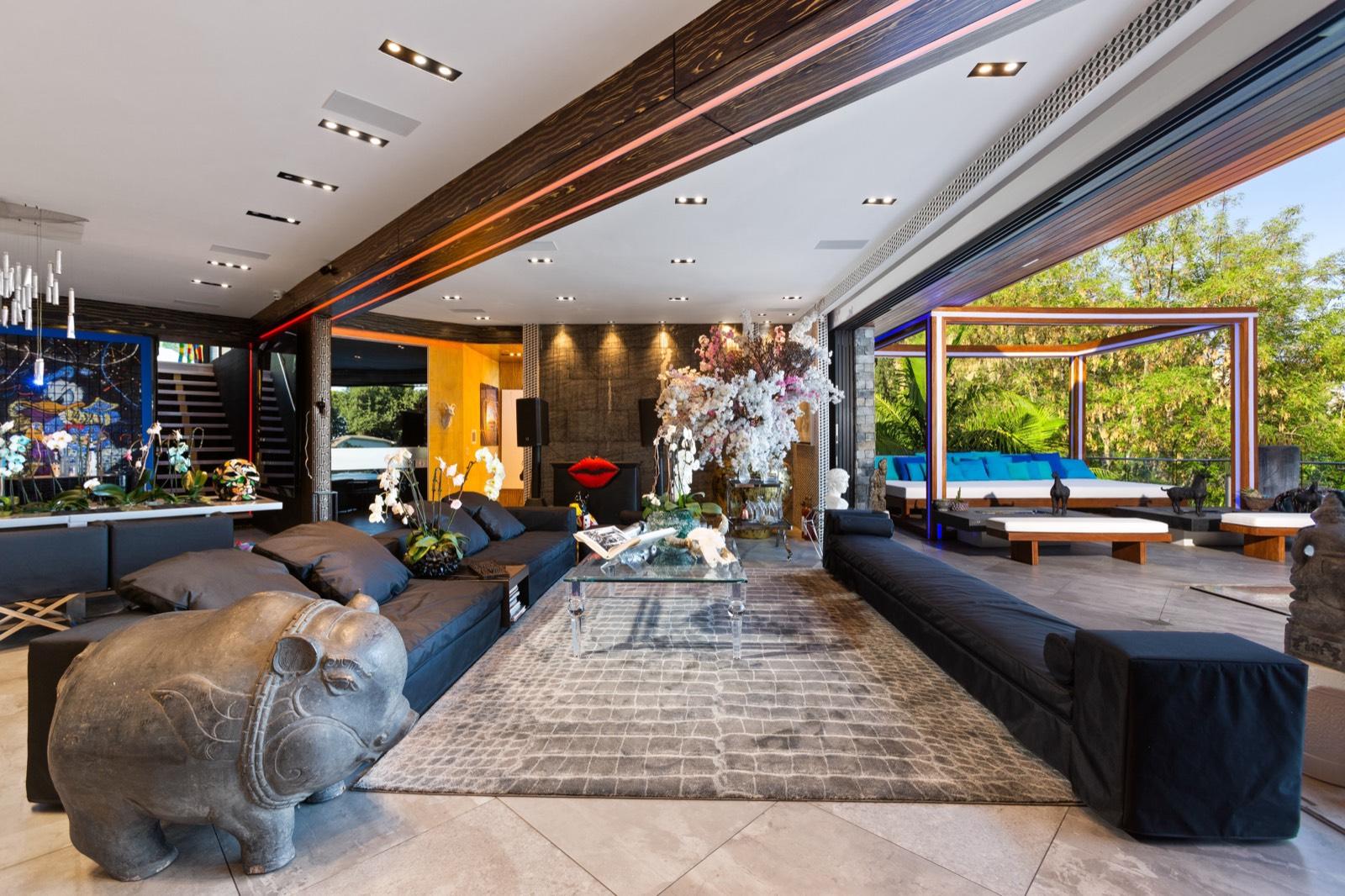 PJ's Modern Rock n Roll Mansion — photo 7