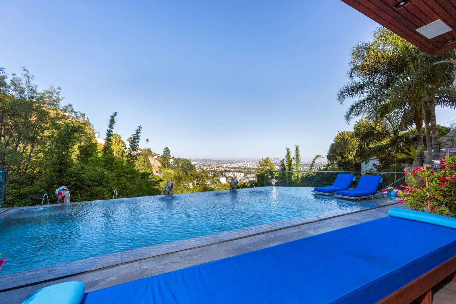 PJ's Modern Rock n Roll Mansion — photo 10