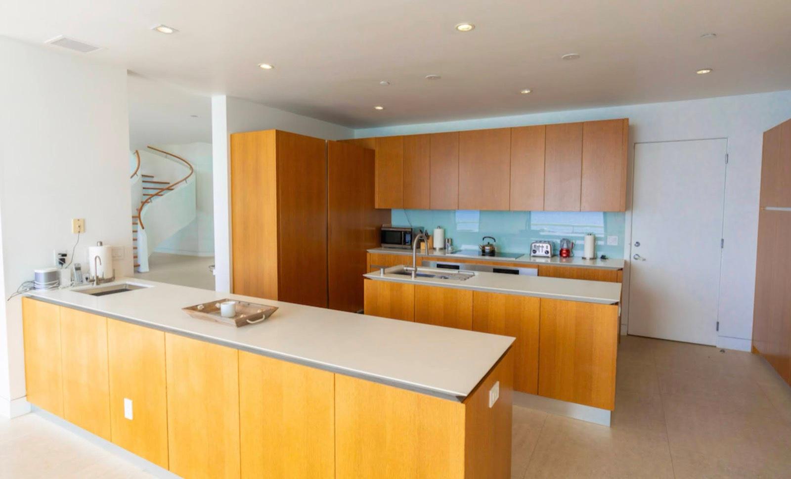 P's Contemporary Modern Seaview — photo 12