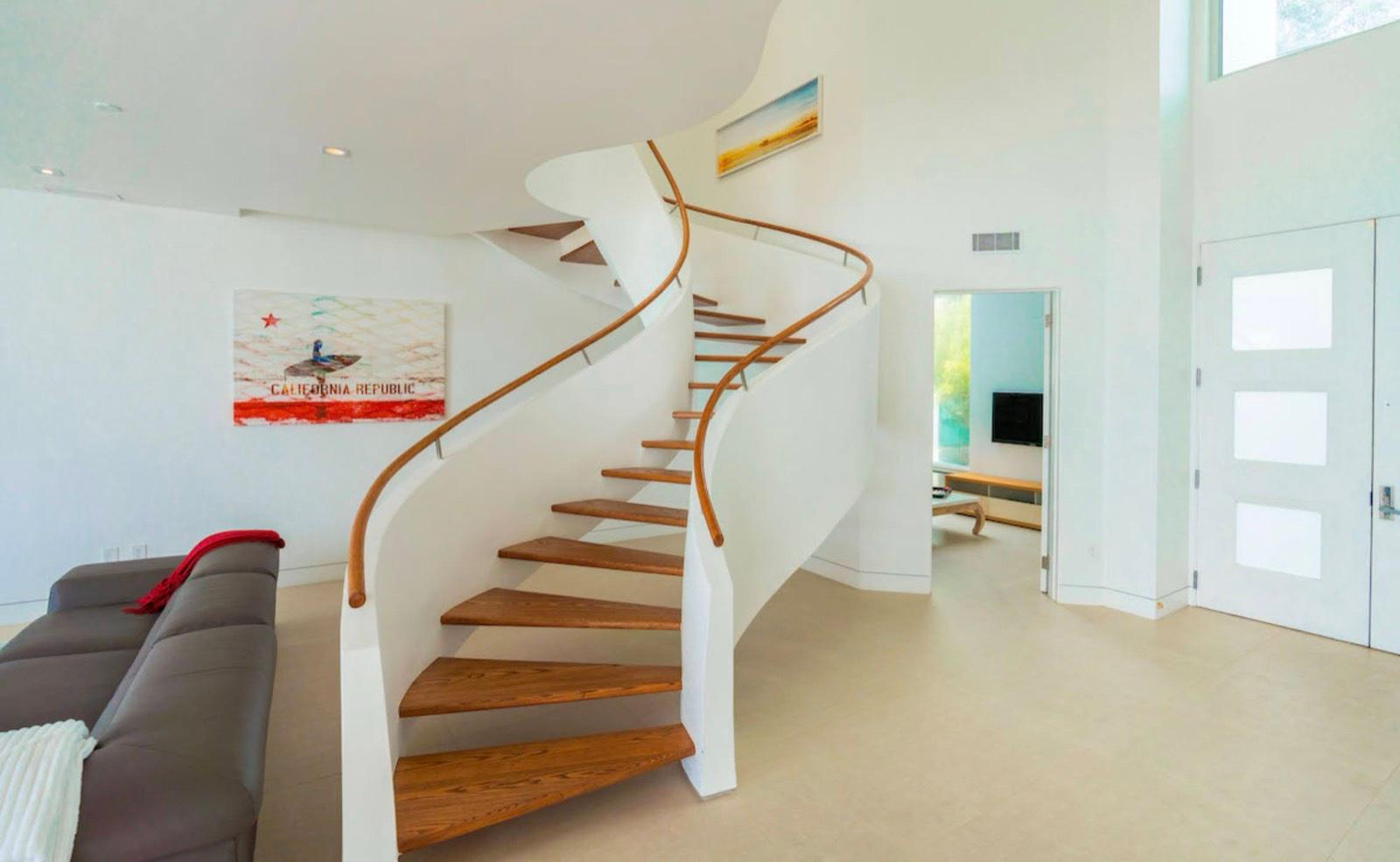 P's Contemporary Modern Seaview — photo 9