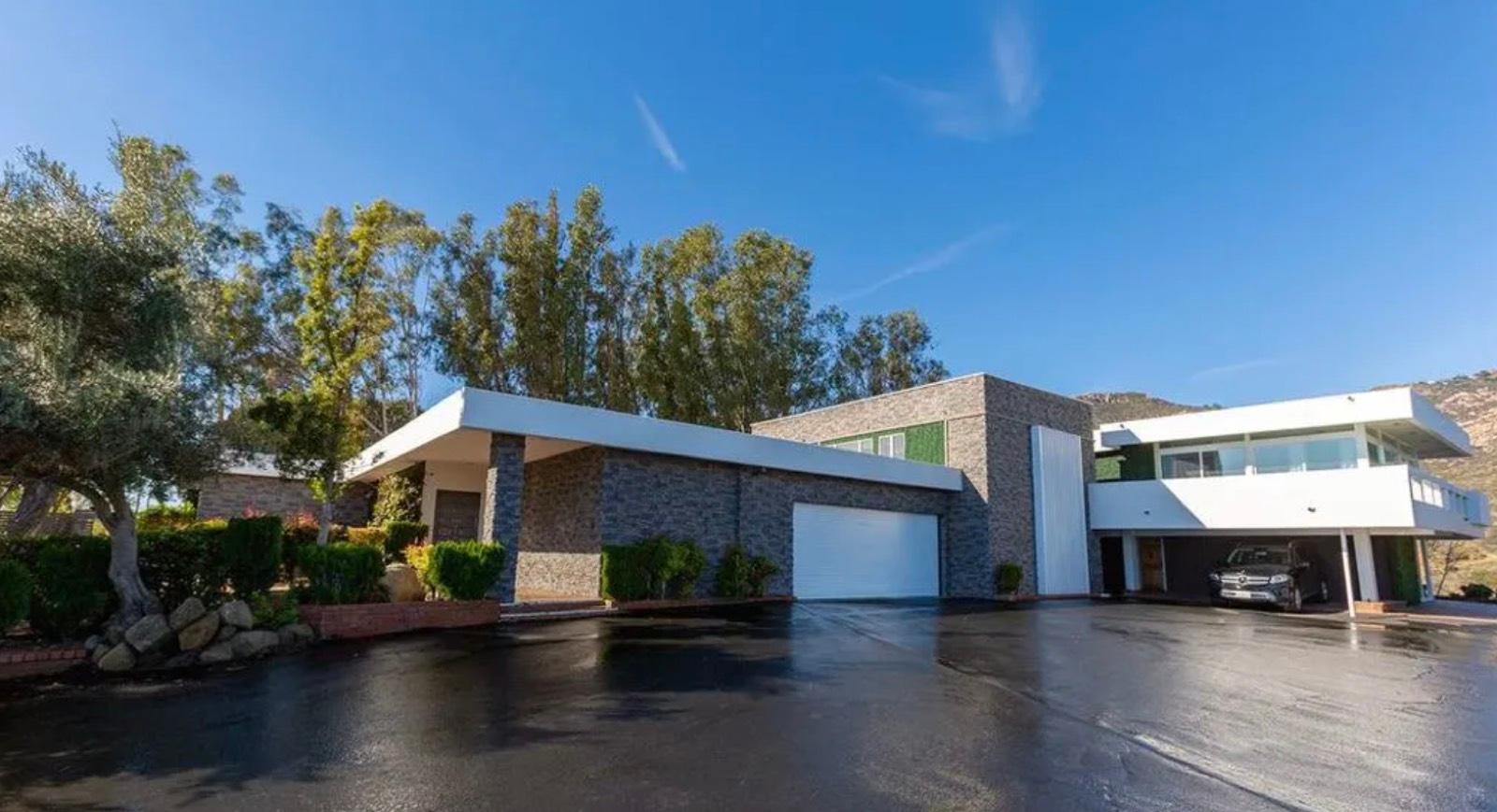 P's Midcentury Modern Stone House — photo 1