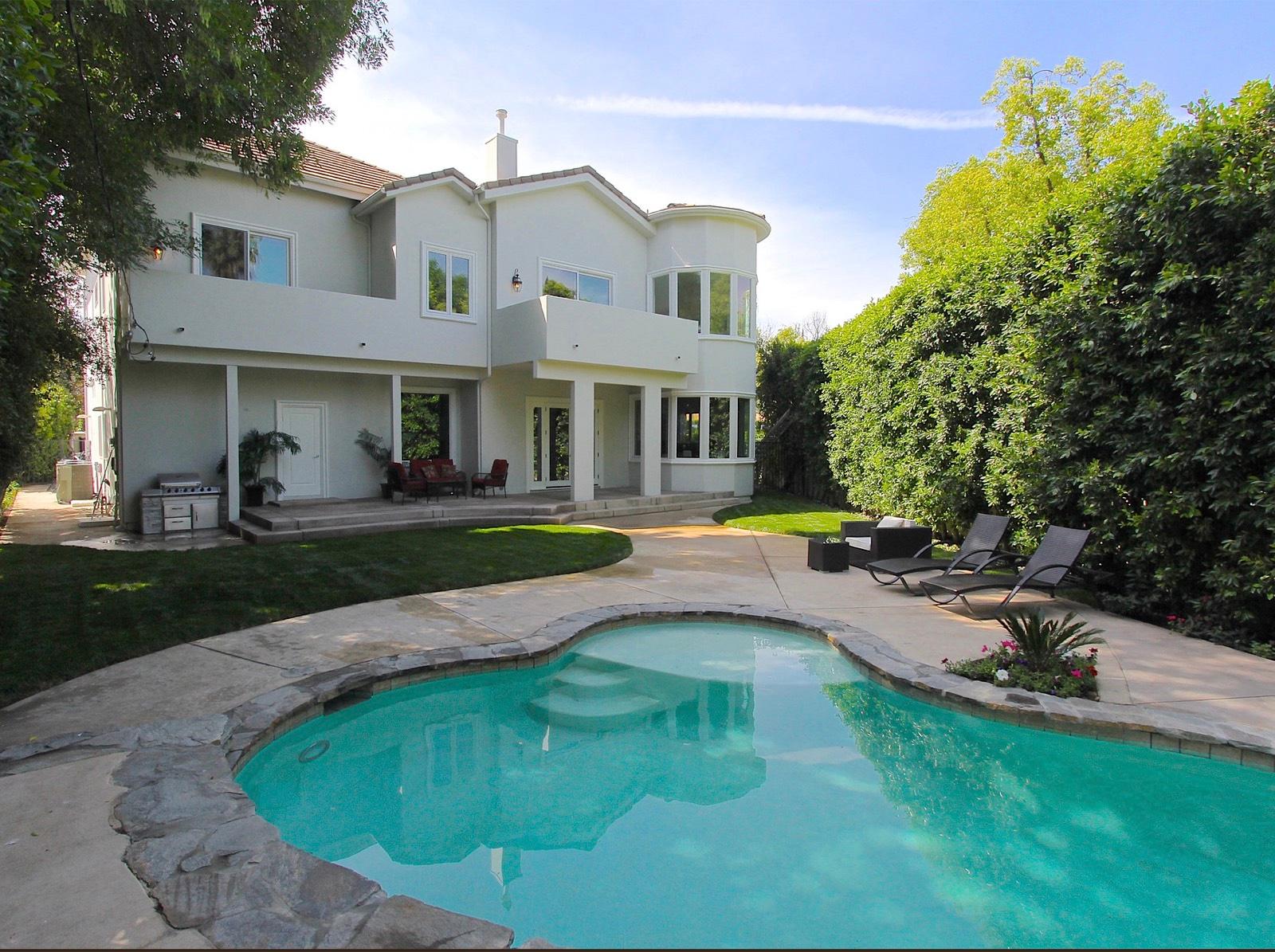 P's Modern Traditional Bright Home — photo 2