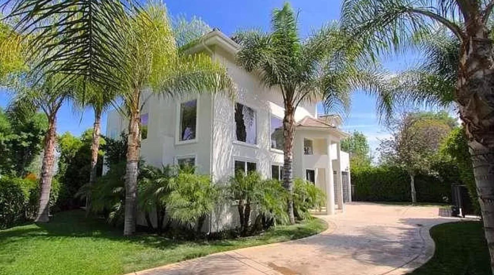 P's Modern Traditional Bright Home — photo 11