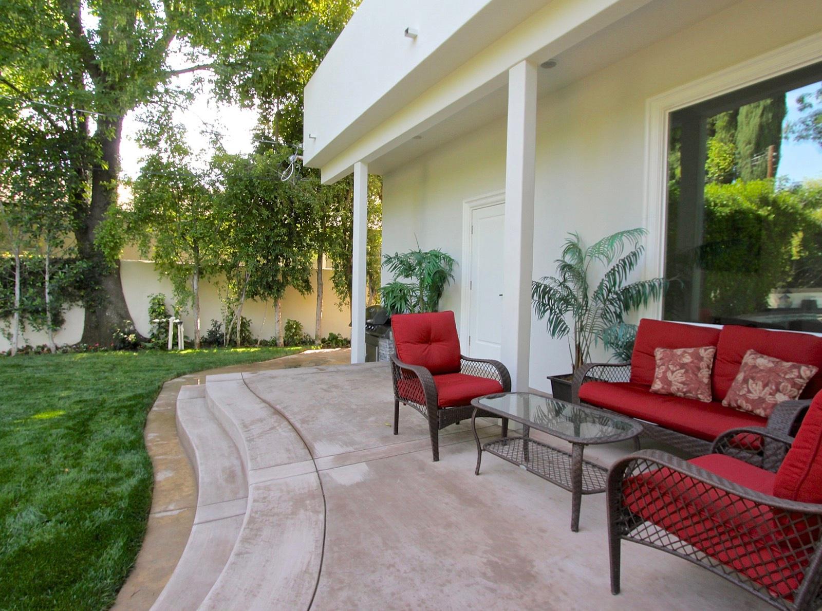 P's Modern Traditional Bright Home — photo 9