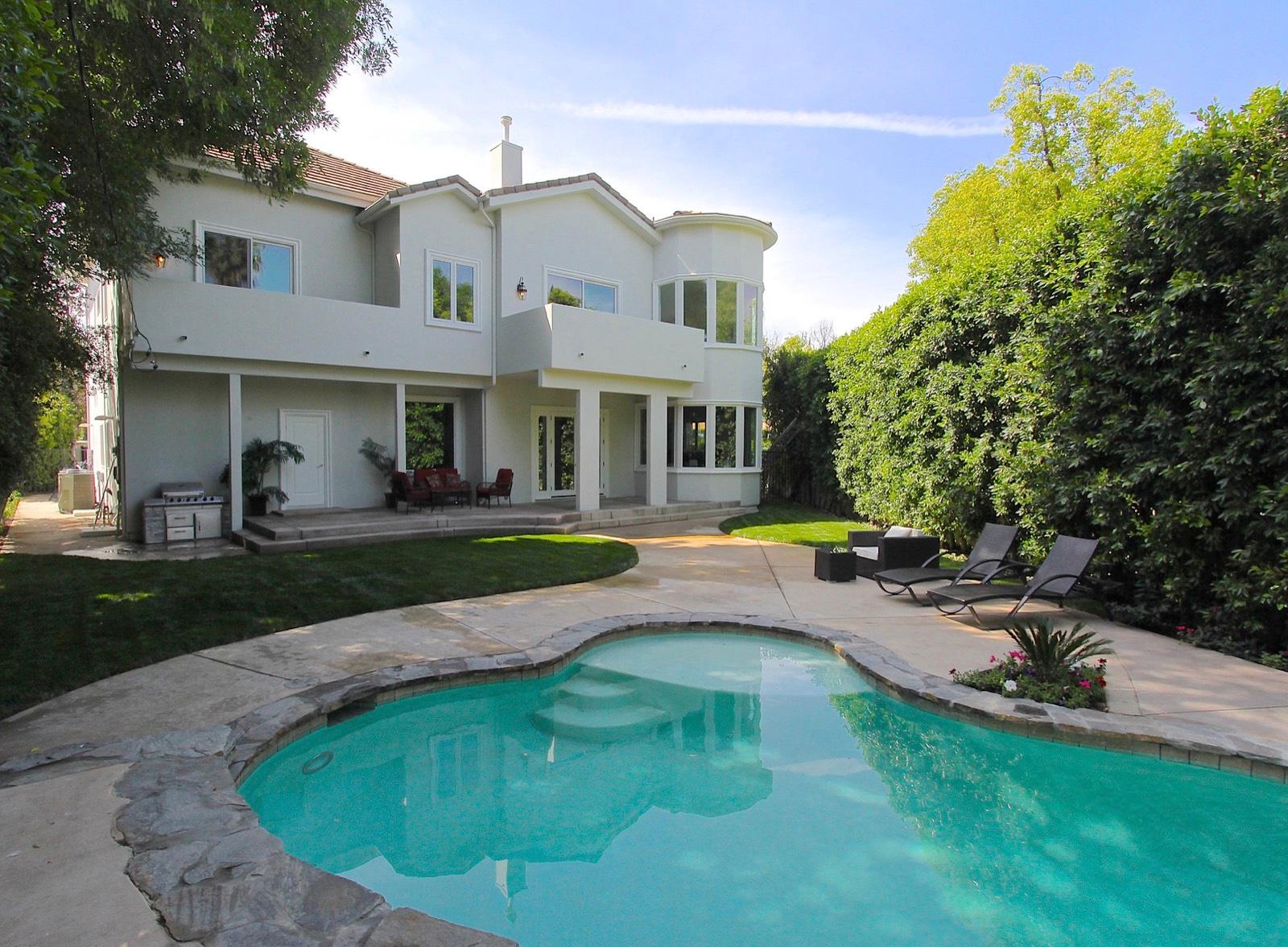 P's Modern Traditional Bright Home — photo 1