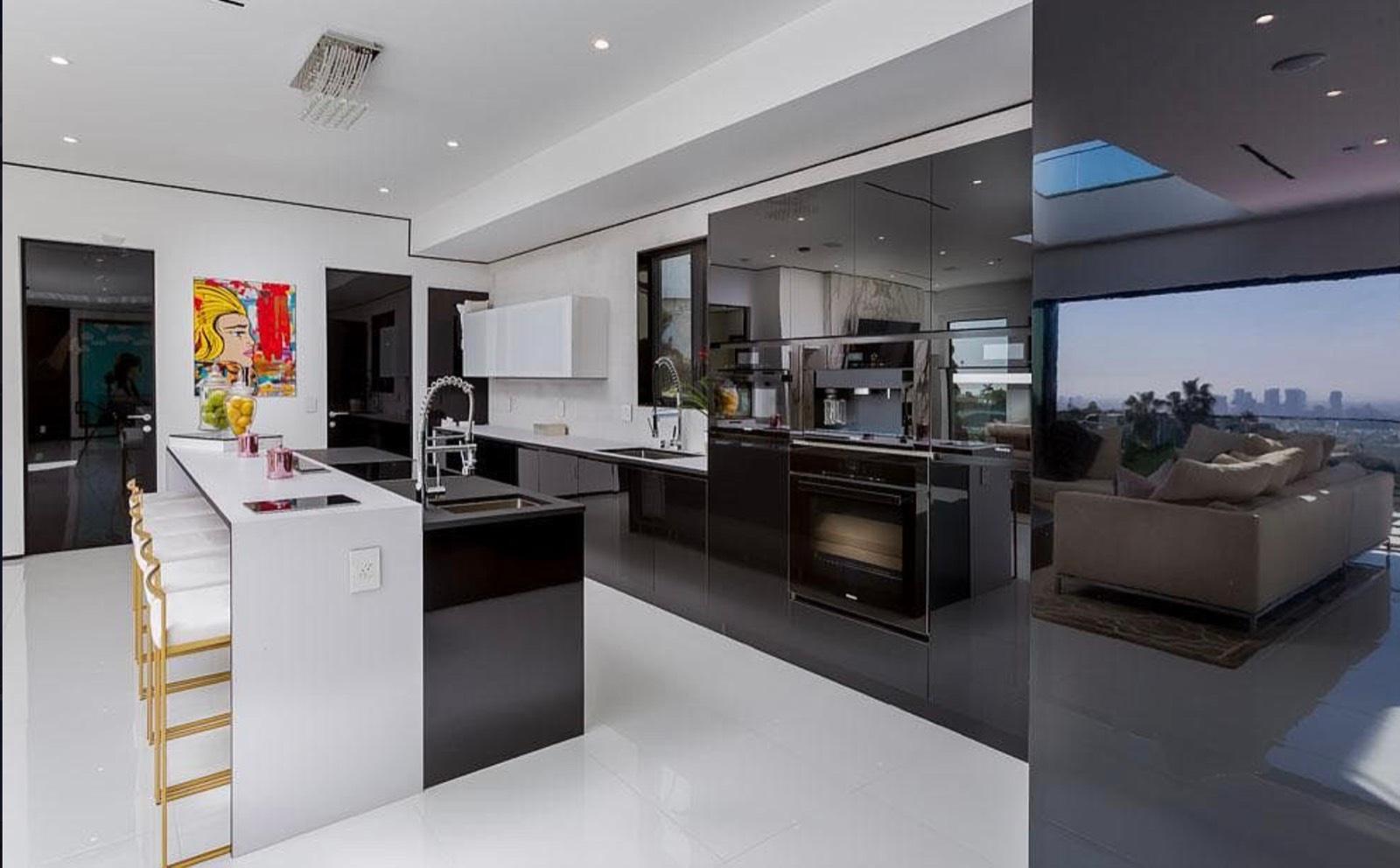 P's Sunset Plaza House — photo 11