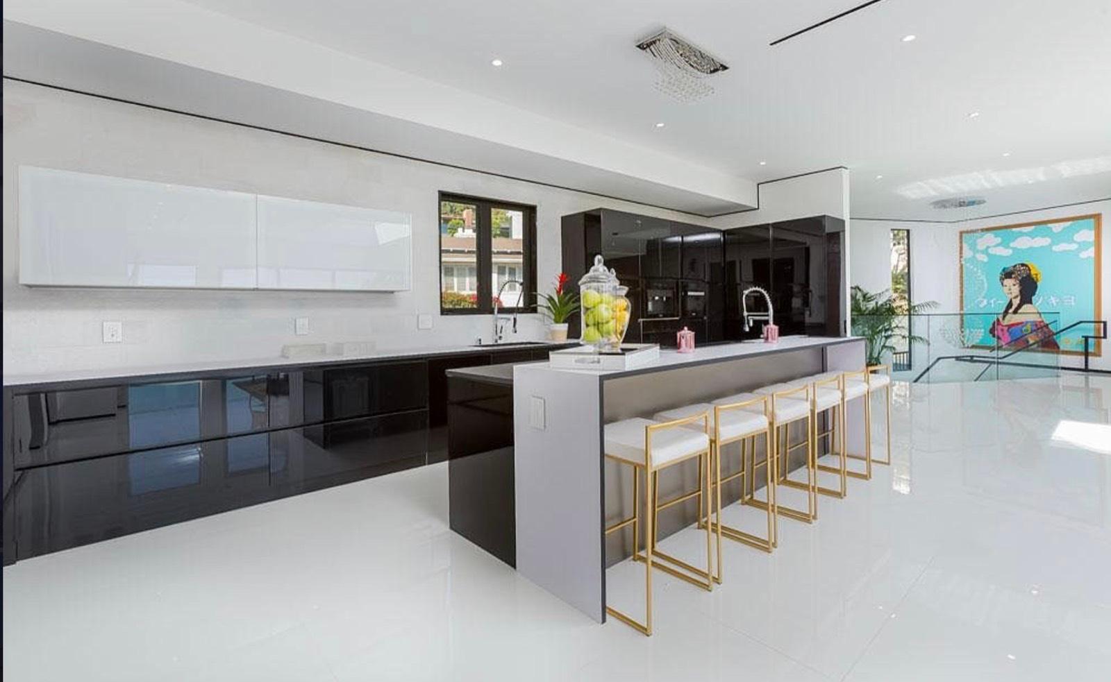 P's Sunset Plaza House — photo 9