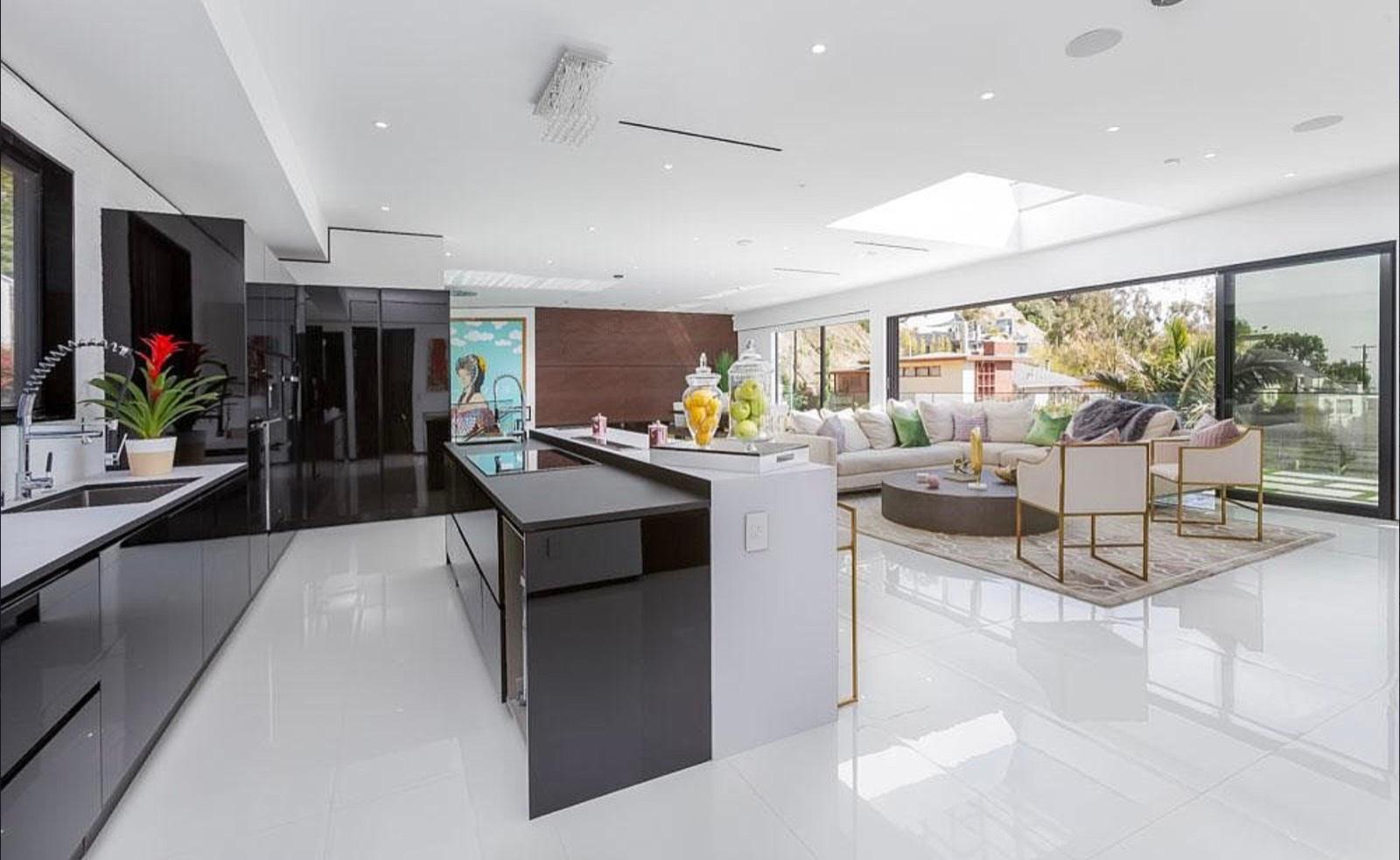 P's Sunset Plaza House — photo 10