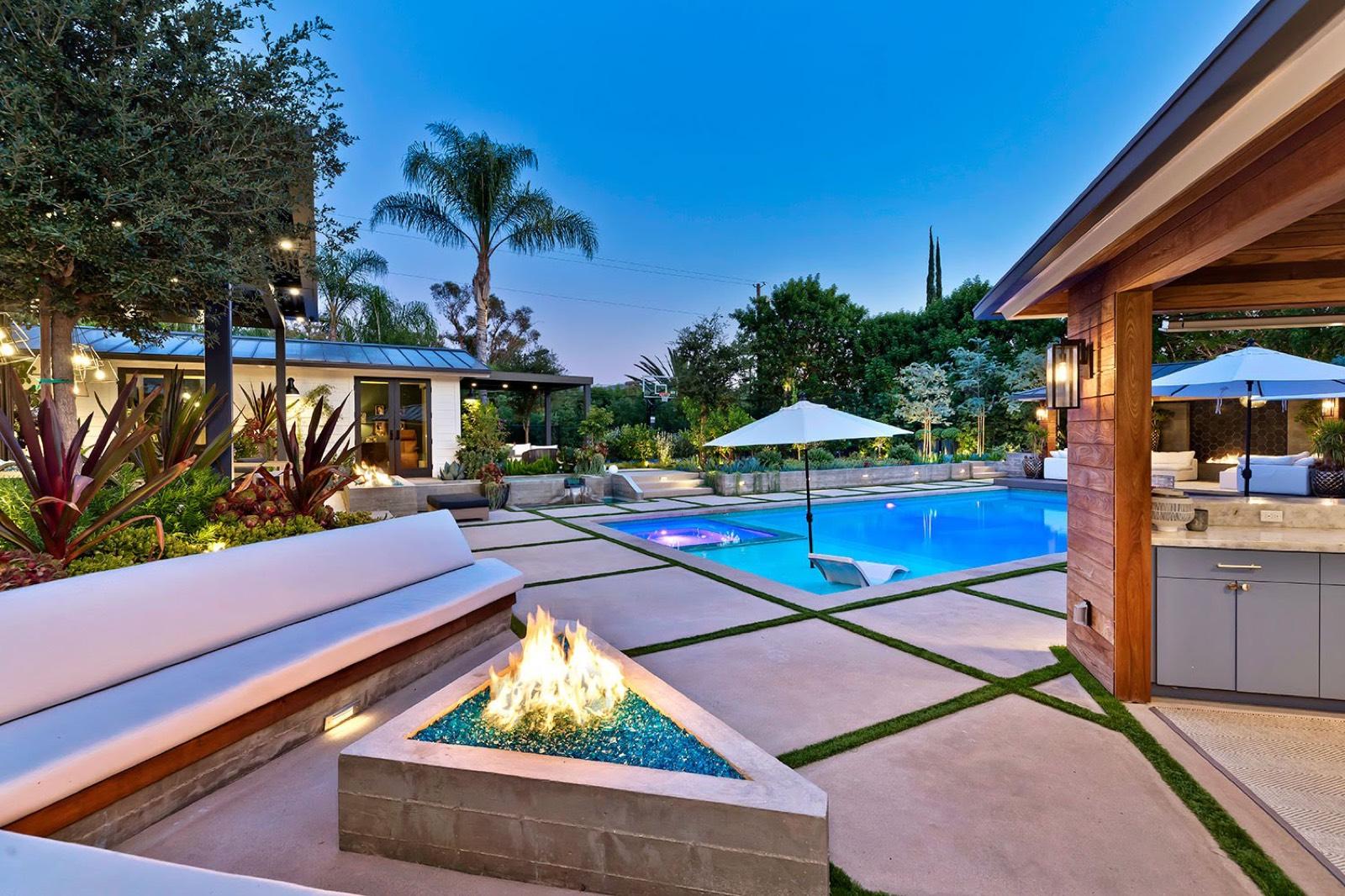 R & M's Entertainers Paradise Home — photo 1