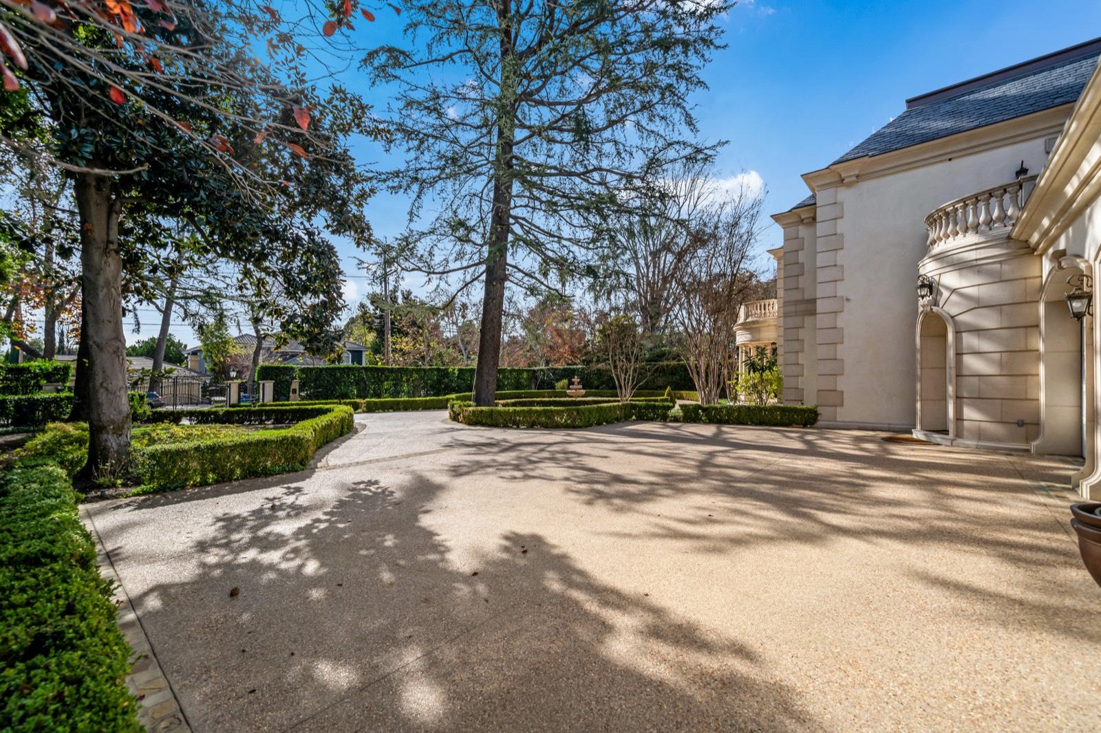 R's French Mansion Chateau — photo 3