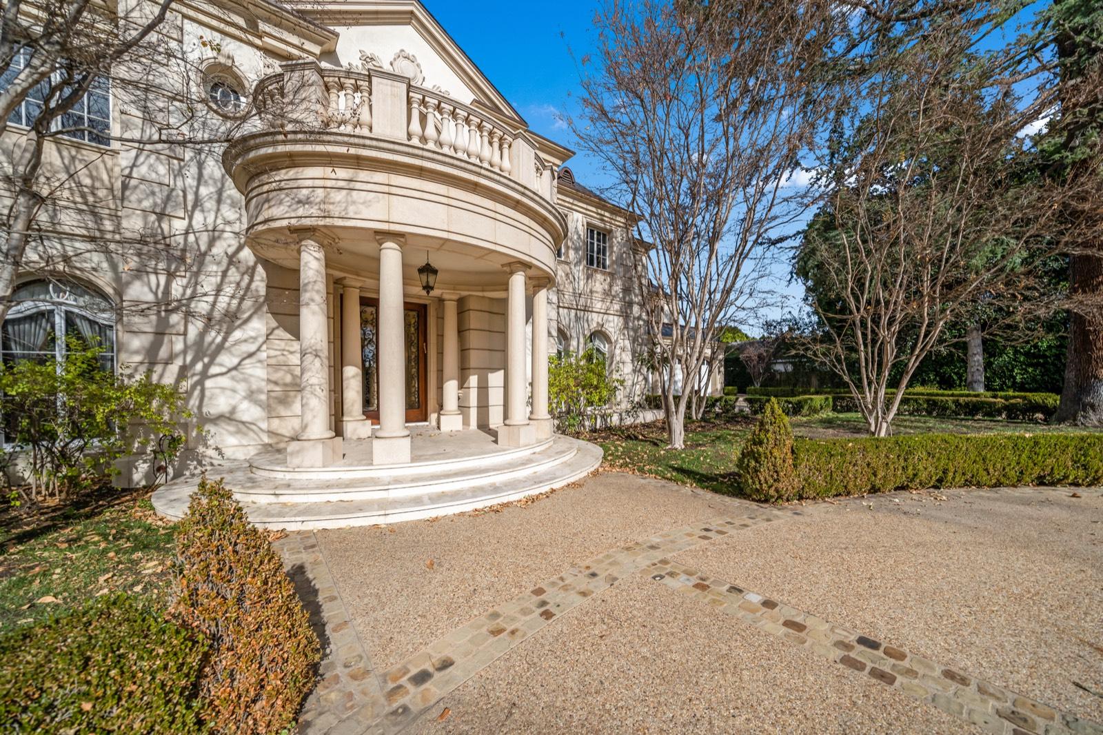 R's French Mansion Chateau — photo 4