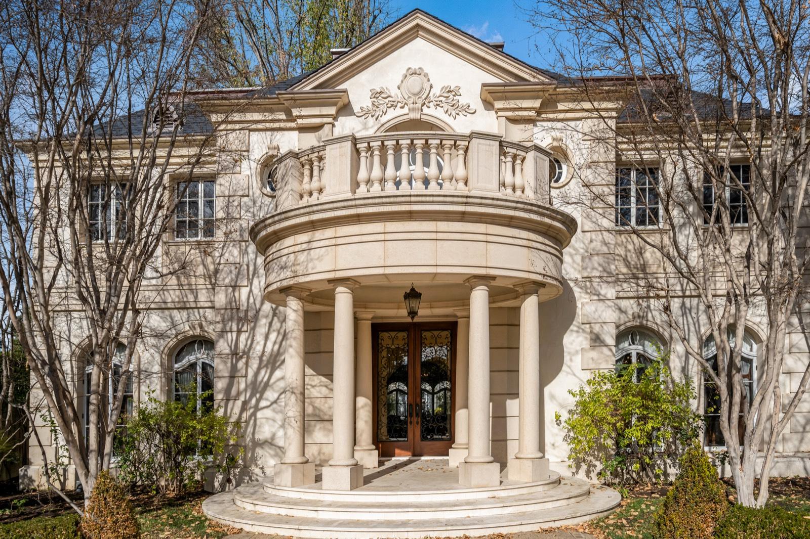 R's French Mansion Chateau — photo 1
