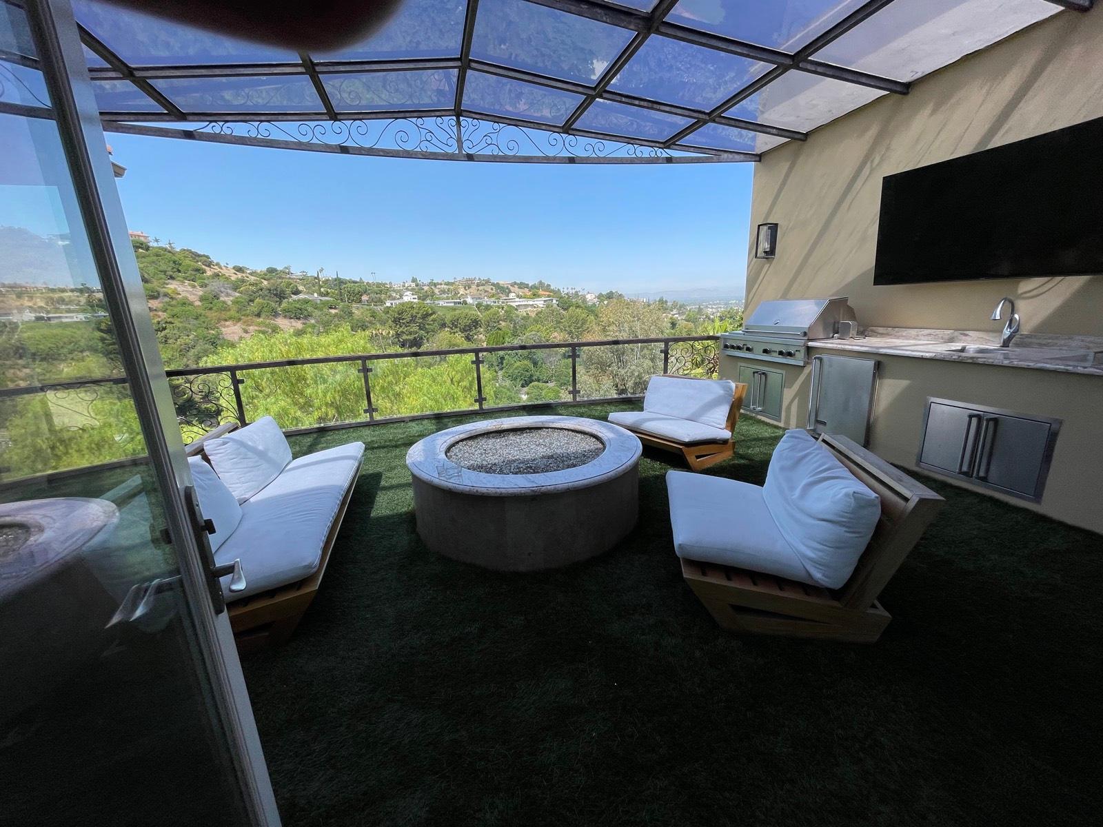 R's sherman oaks hills house. — photo 1