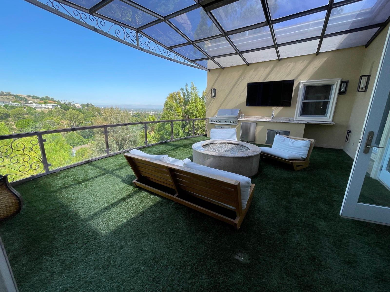 R's sherman oaks hills house. — photo 8