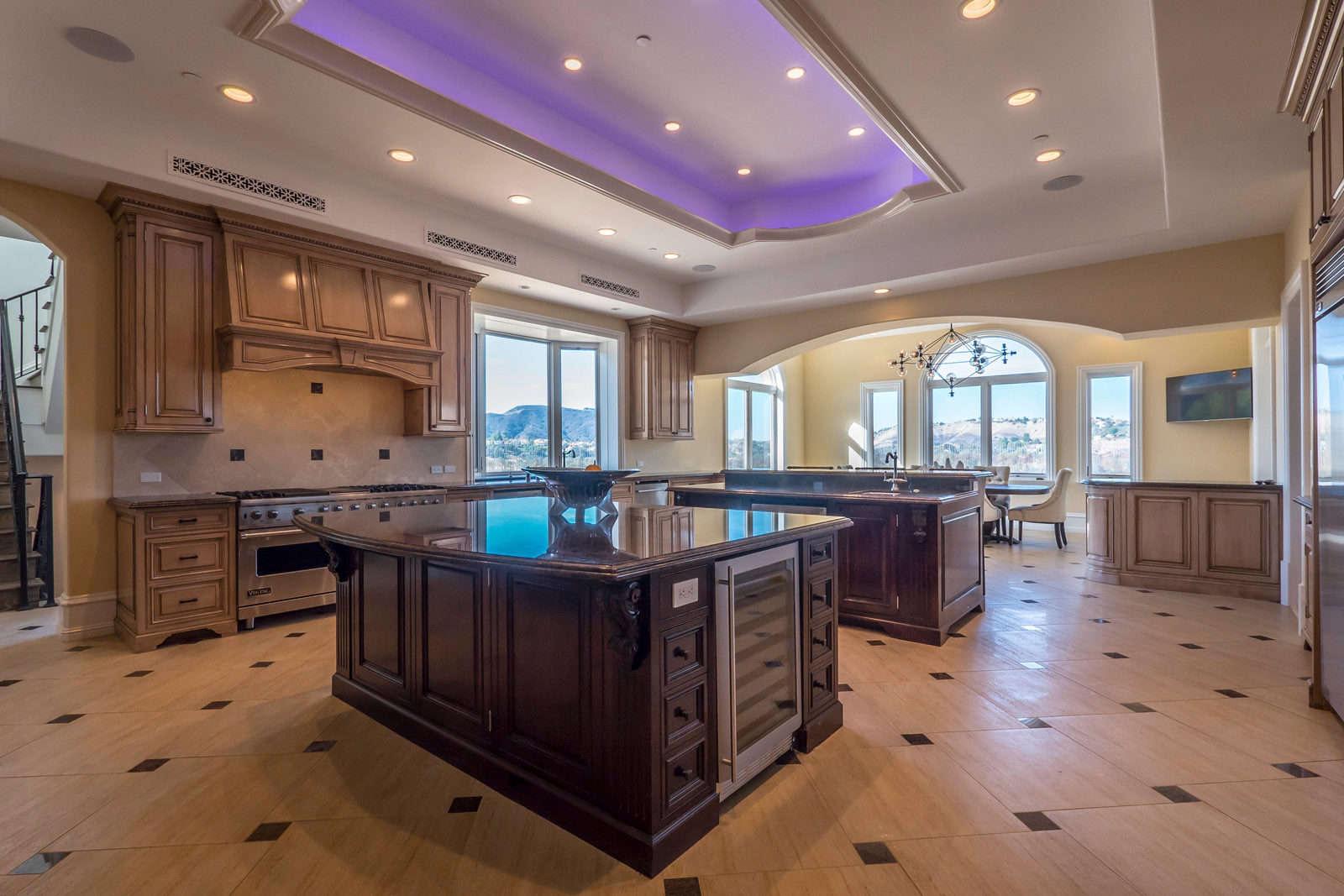 R's Huge Traditional Valley Mansion — photo 2