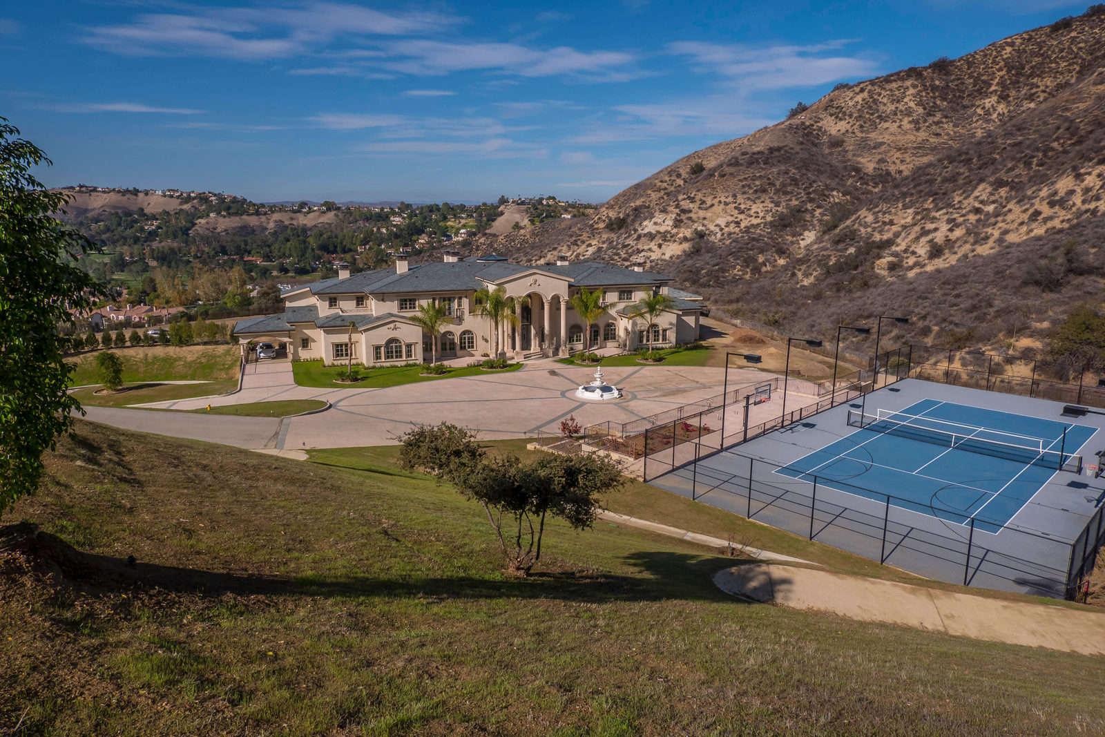 R's Huge Traditional Valley Mansion — photo 3
