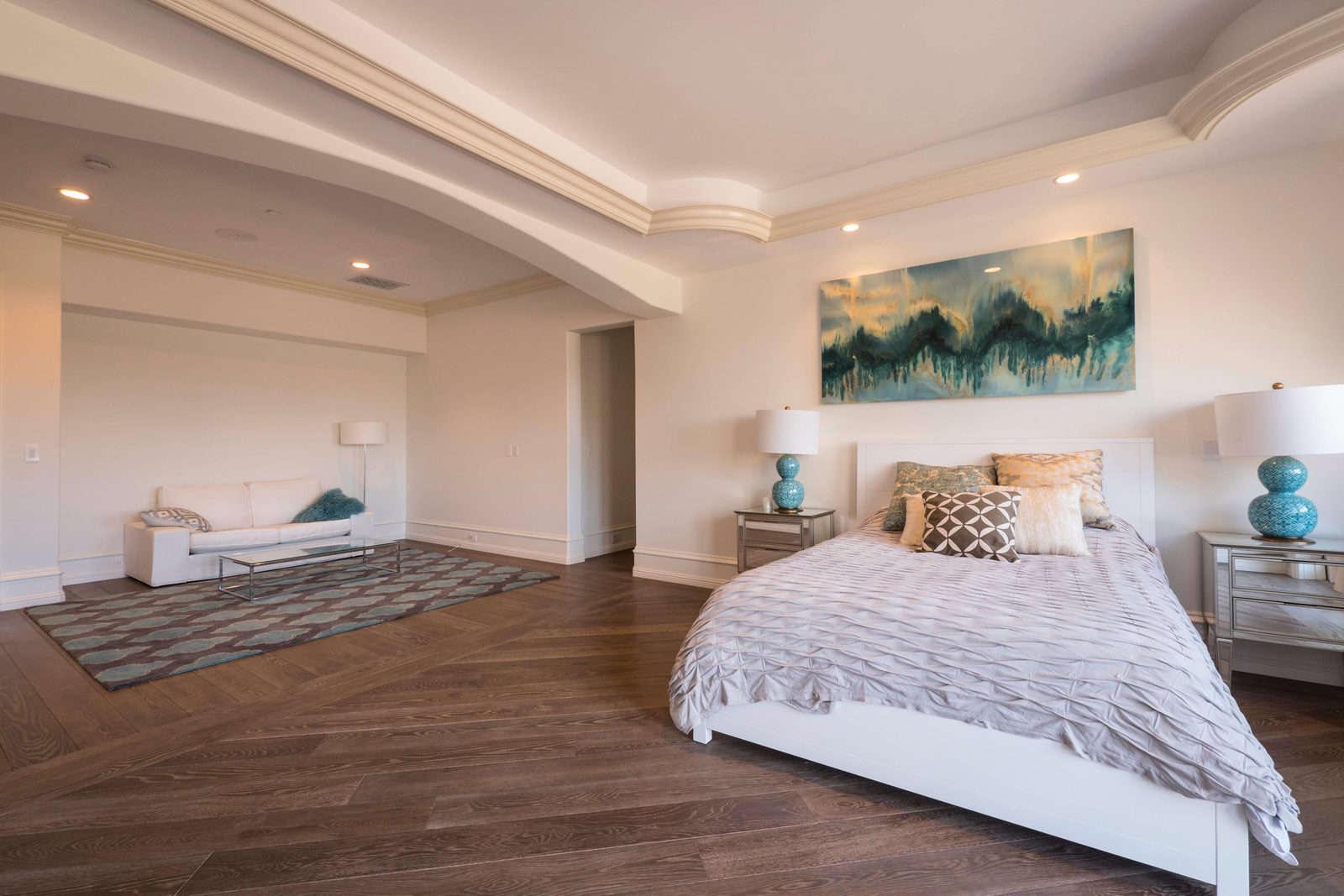 R's Huge Traditional Valley Mansion — photo 12