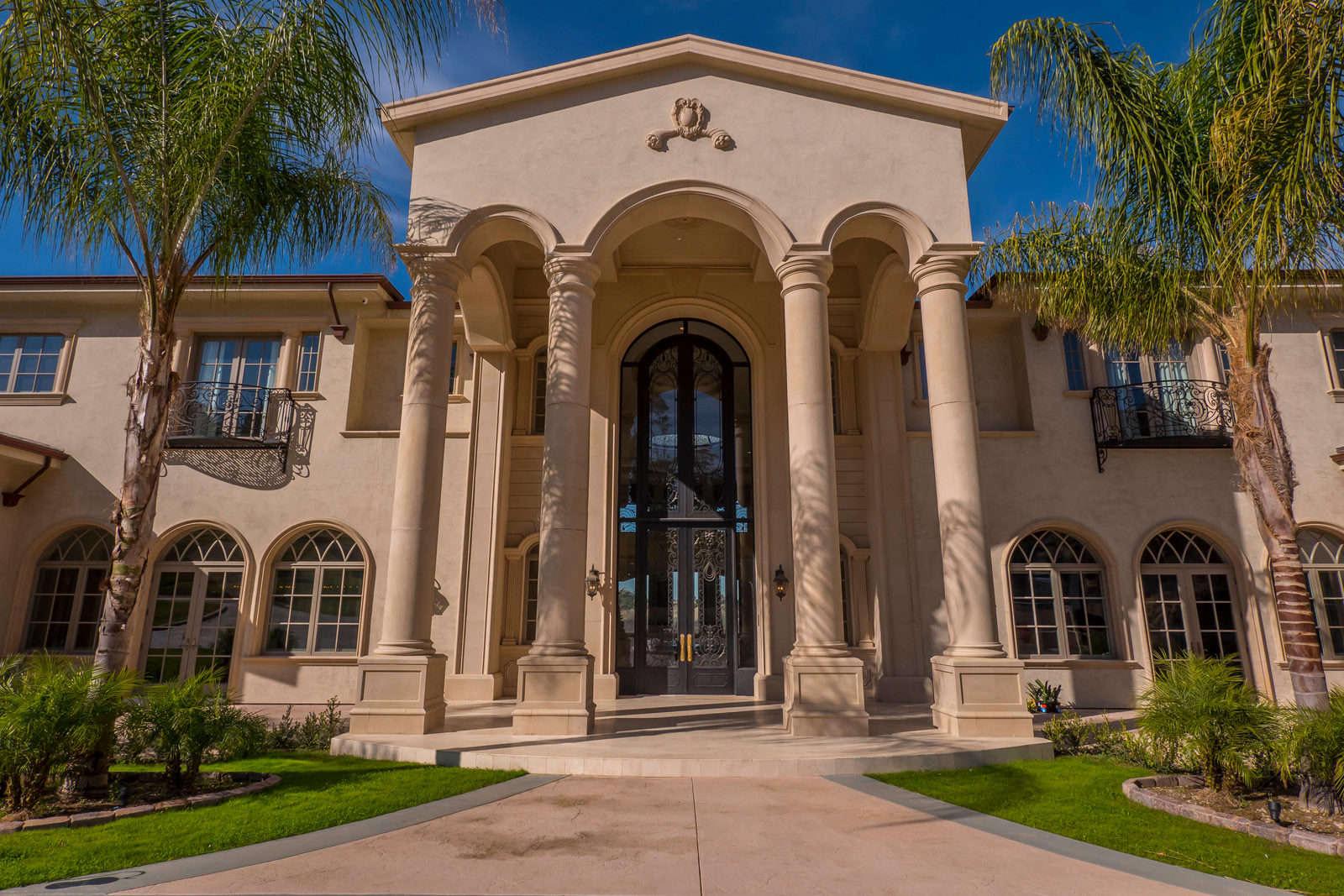 R's Huge Traditional Valley Mansion — photo 1