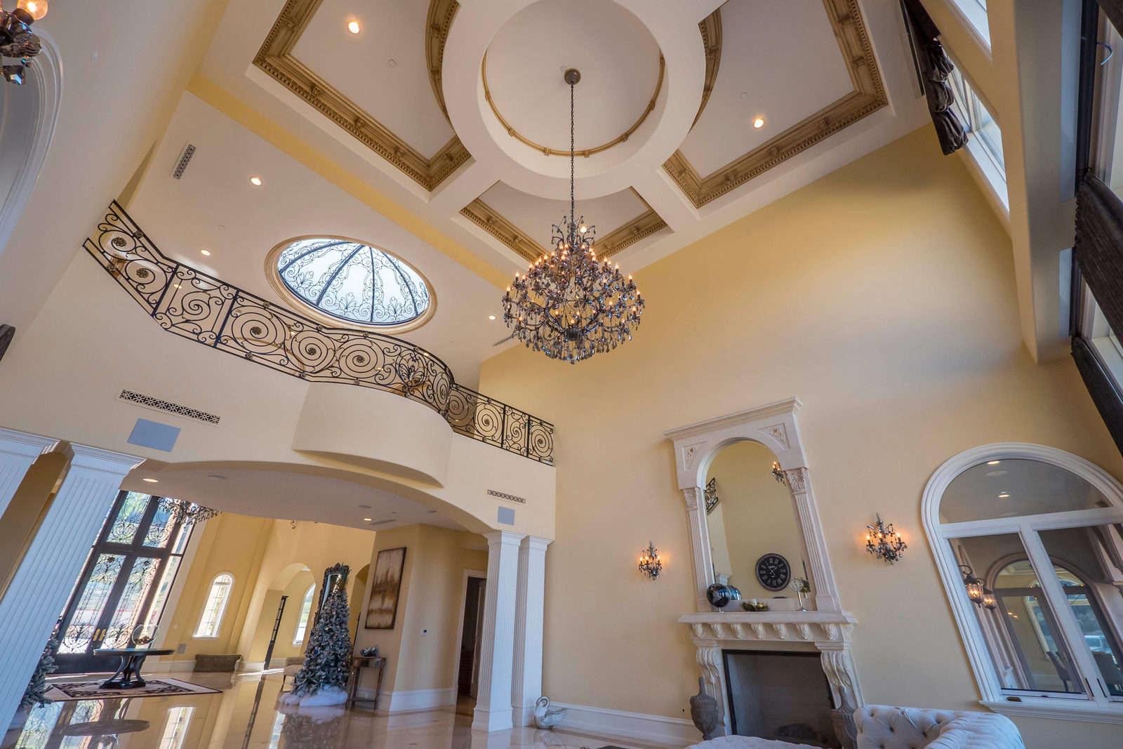 R's Huge Traditional Valley Mansion — photo 4