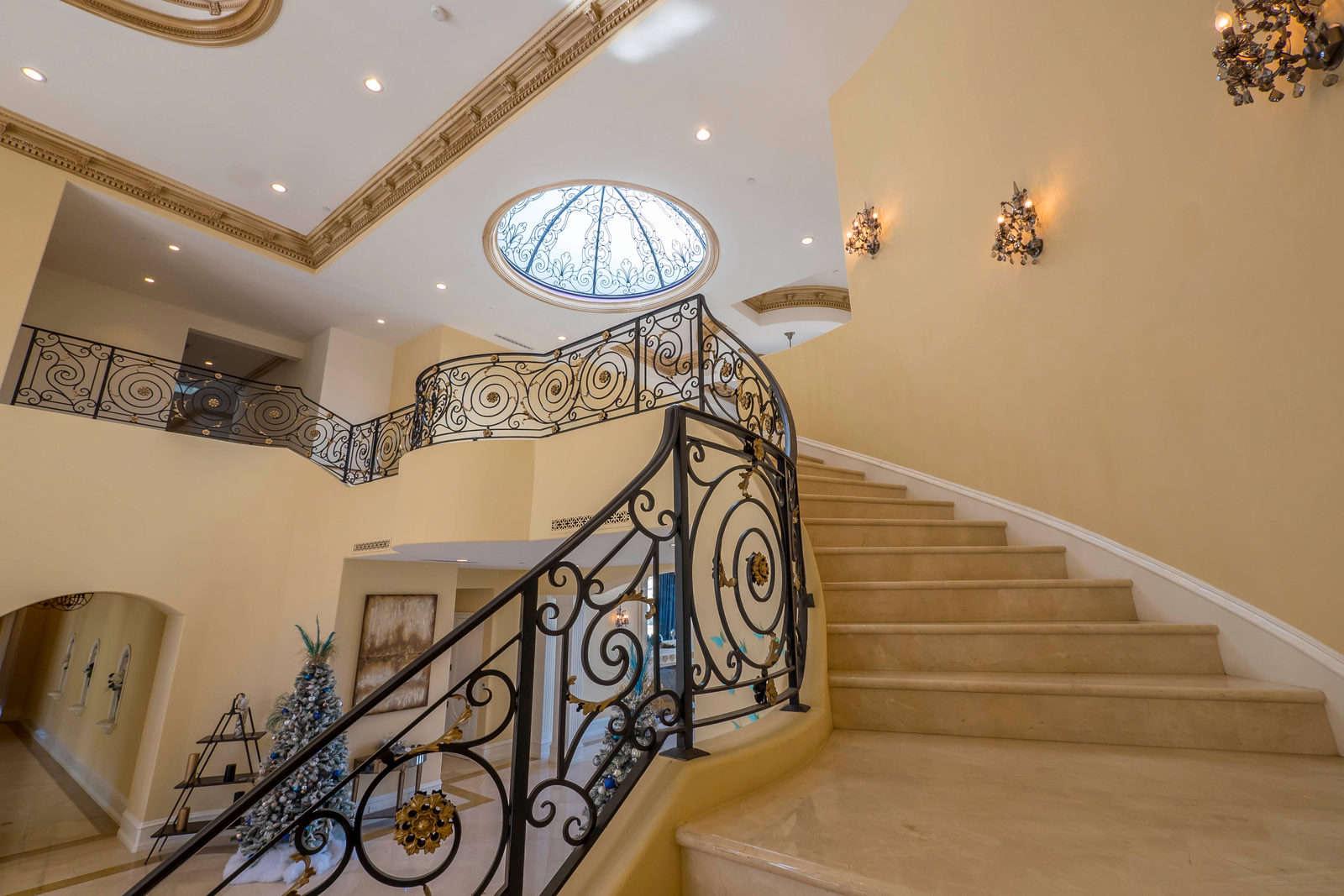 R's Huge Traditional Valley Mansion — photo 5