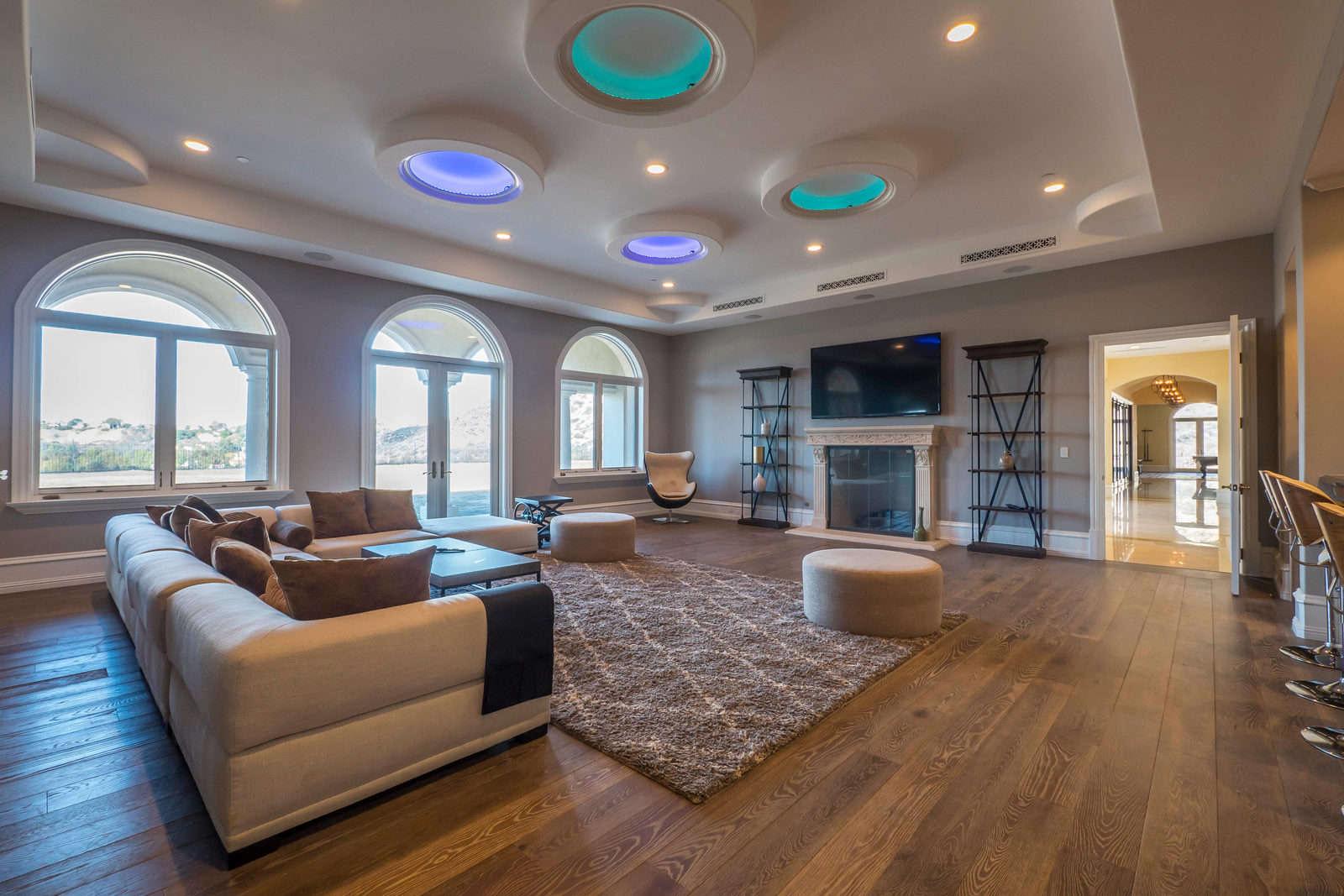 R's Huge Traditional Valley Mansion — photo 8