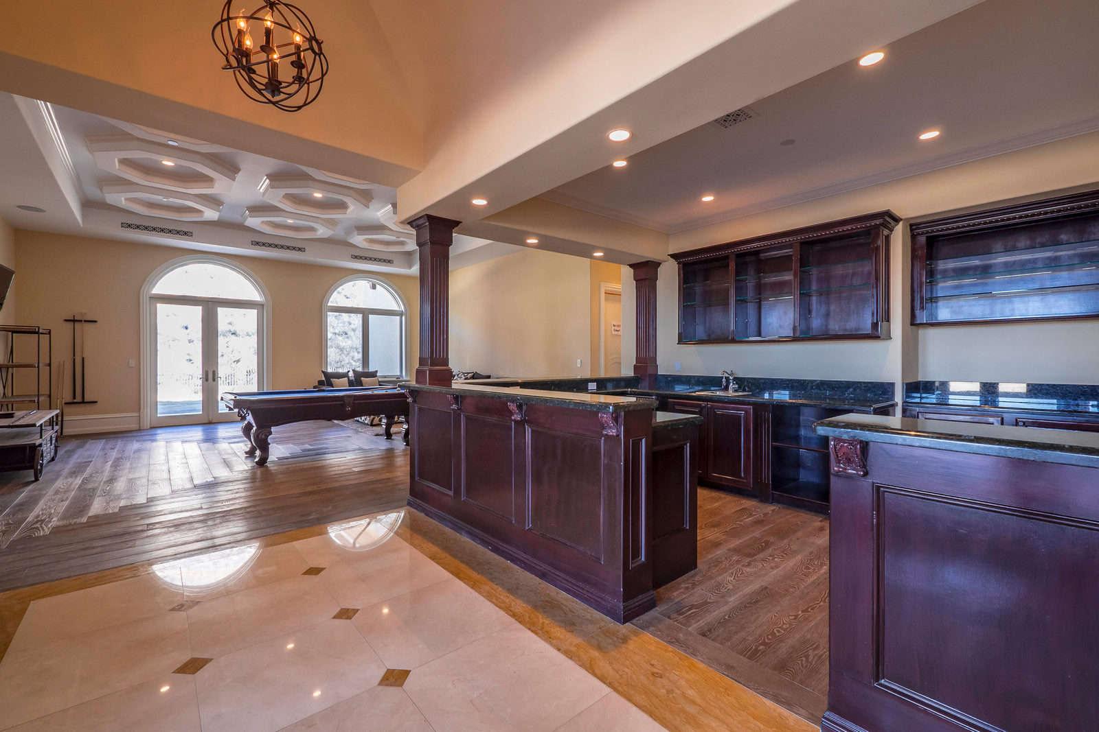 R's Huge Traditional Valley Mansion — photo 9