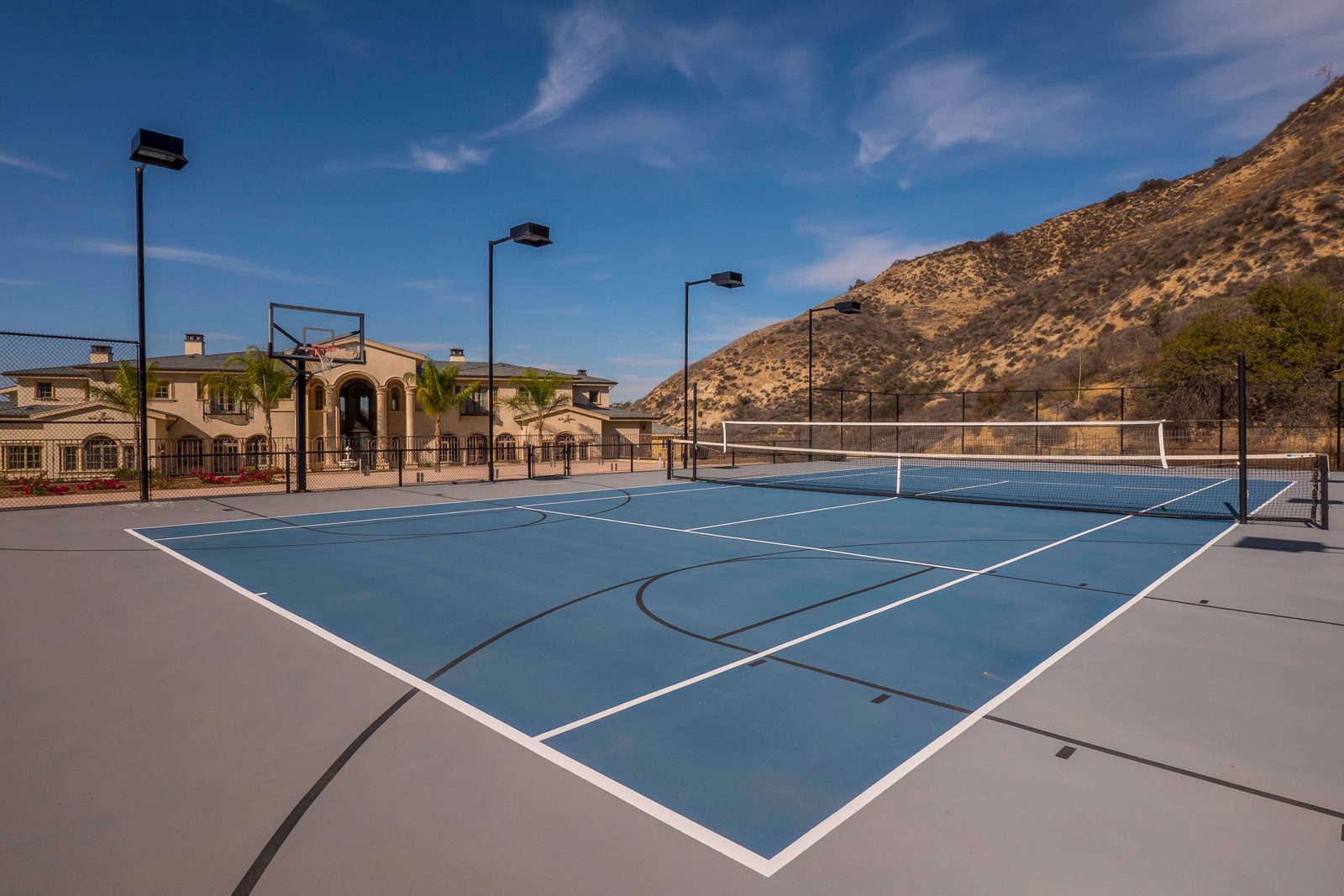 R's Huge Traditional Valley Mansion — photo 10