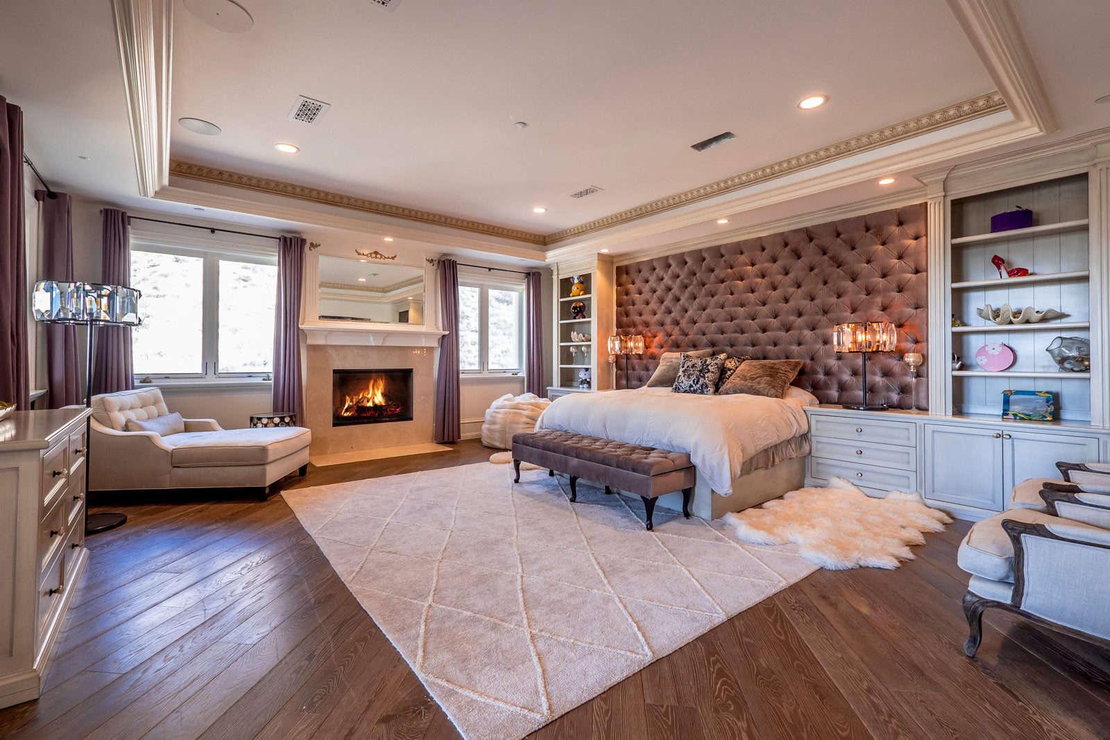 R's Huge Traditional Valley Mansion — photo 11