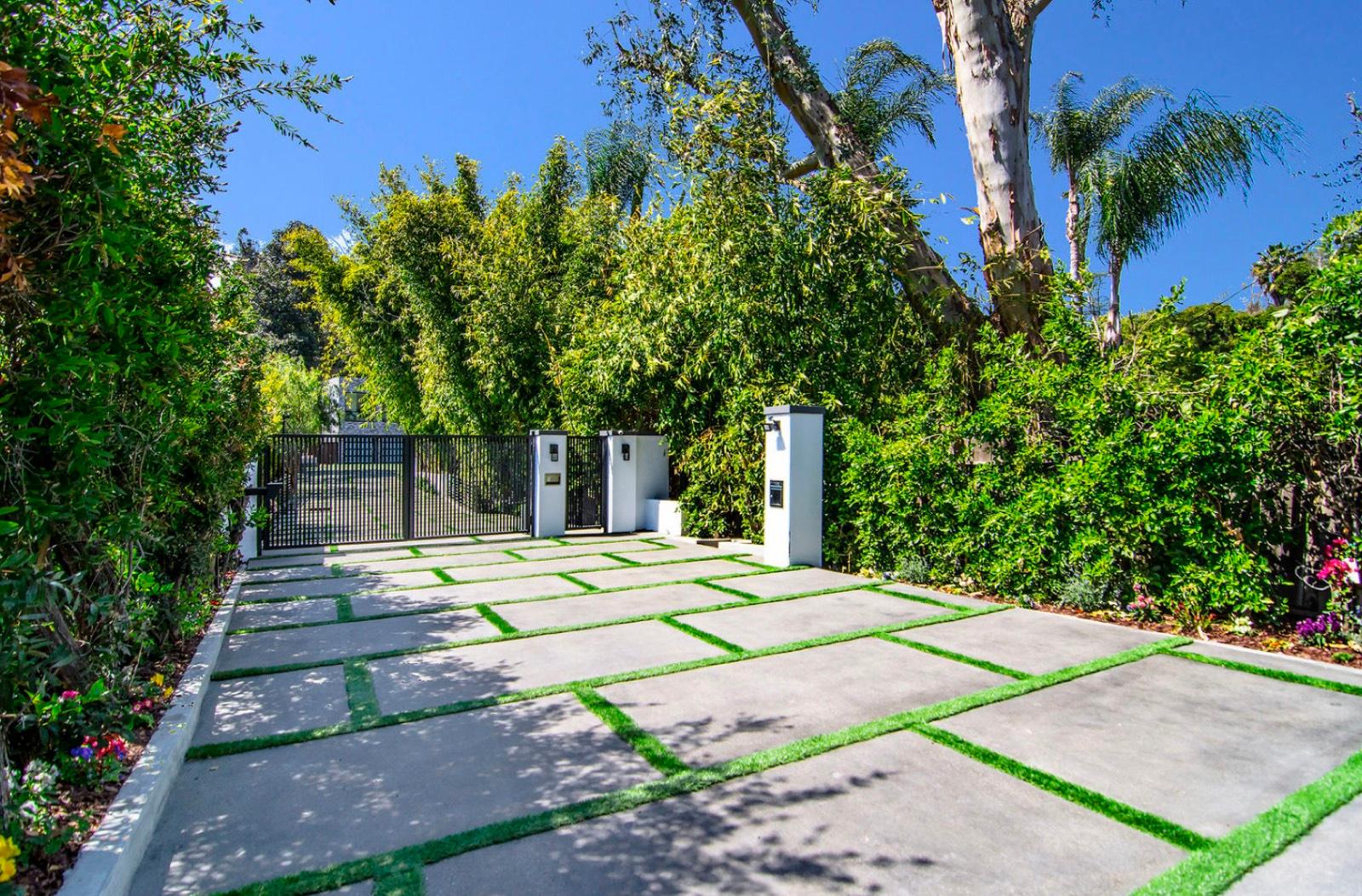 R's Modern Glass Mansion — photo 2