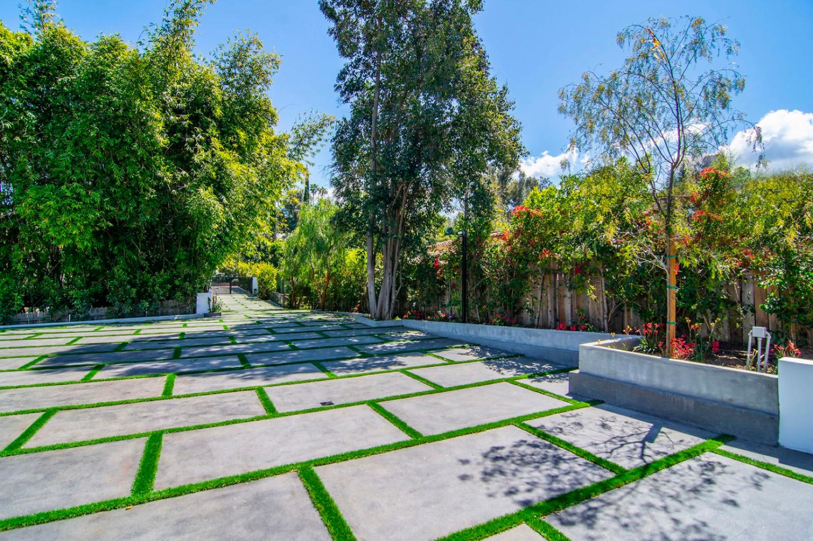 R's Modern Glass Mansion — photo 3