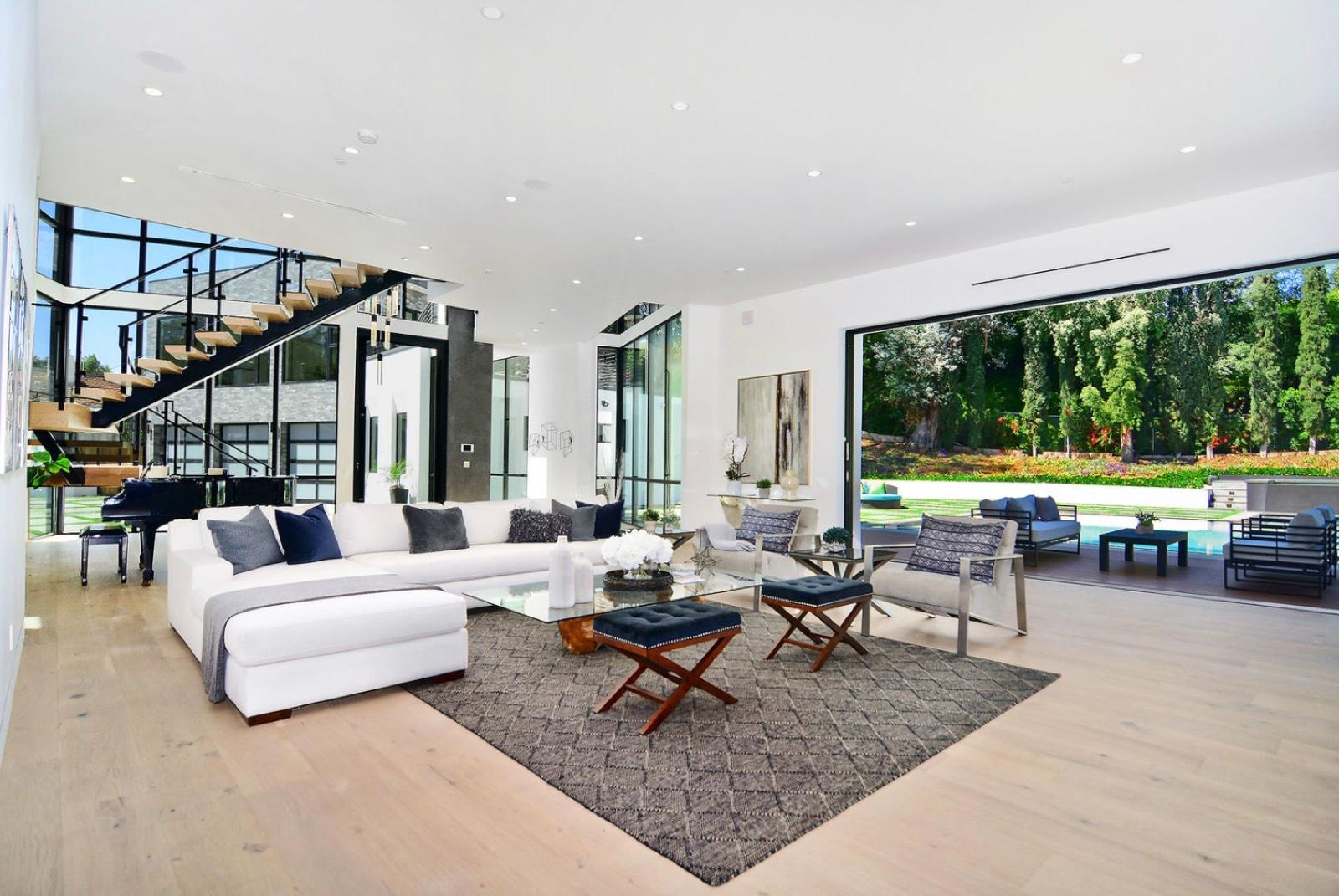 R's Modern Glass Mansion — photo 11