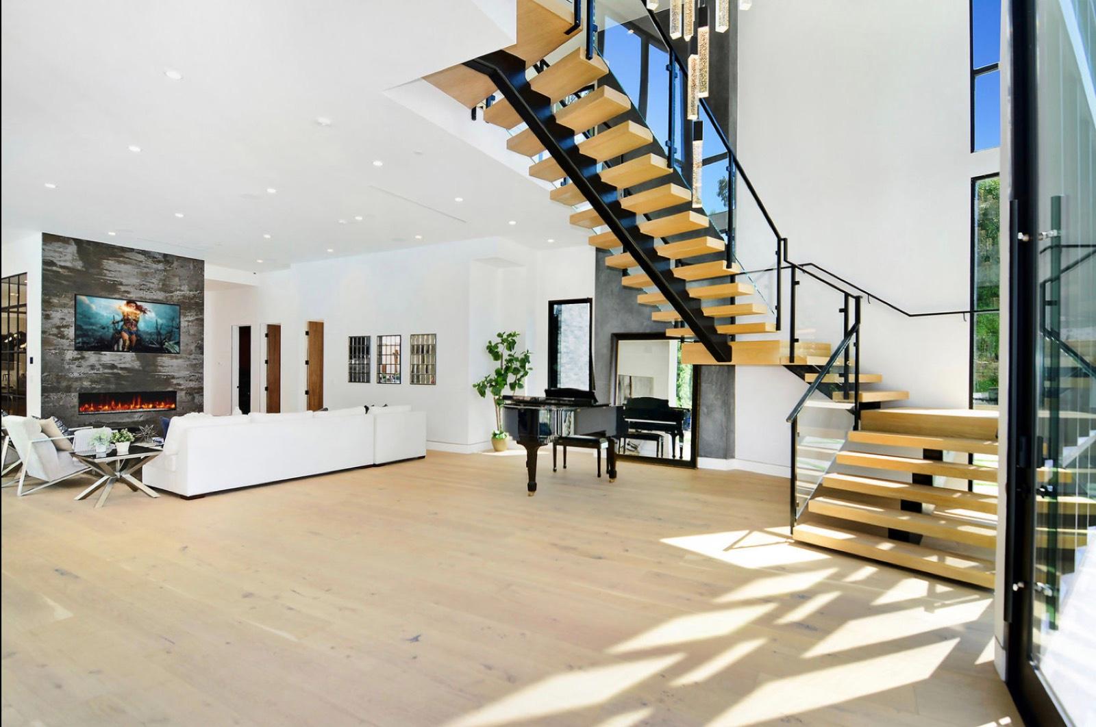 R's Modern Glass Mansion — photo 12