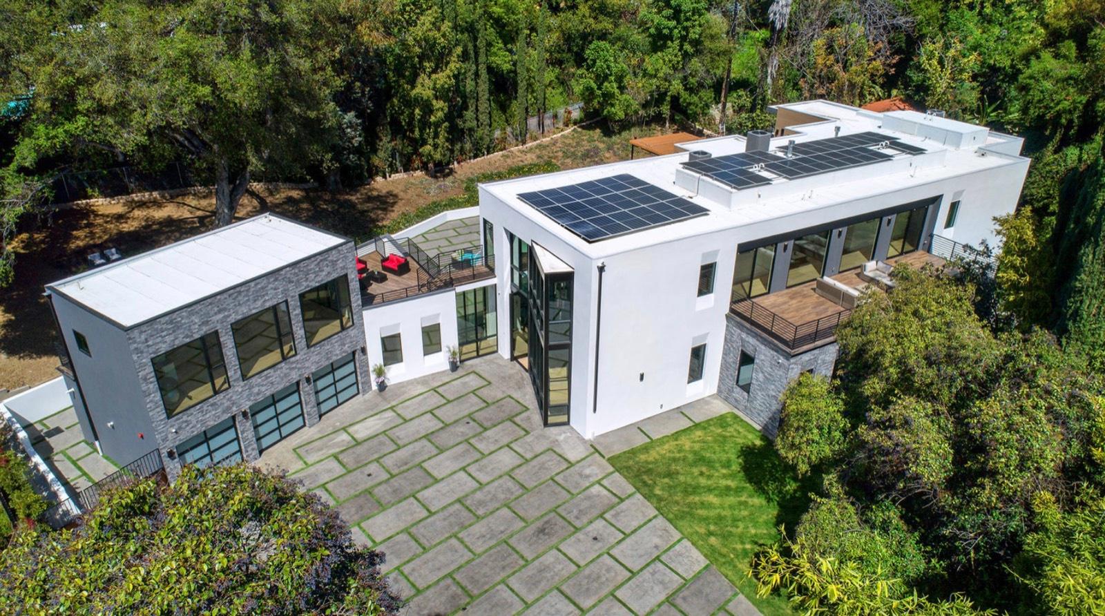 R's Modern Glass Mansion — photo 4
