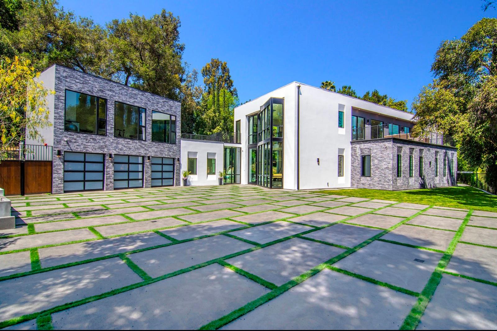 R's Modern Glass Mansion — photo 1