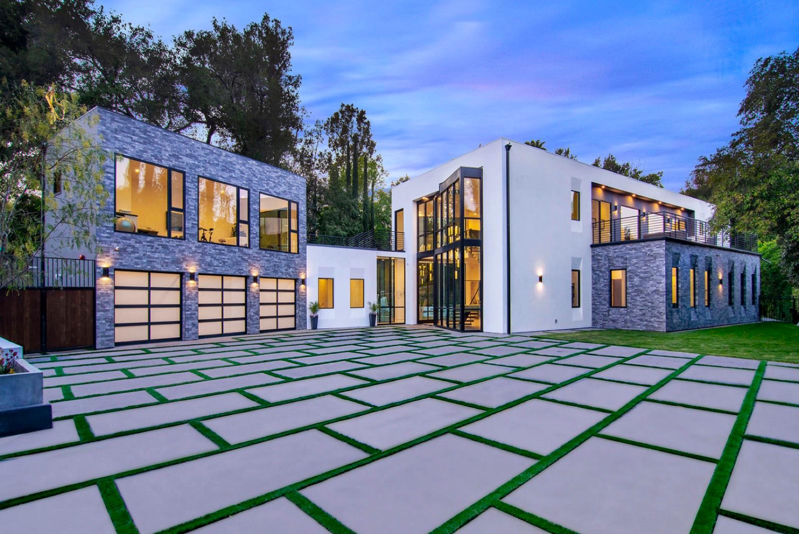 R's Modern Glass Mansion — photo 5