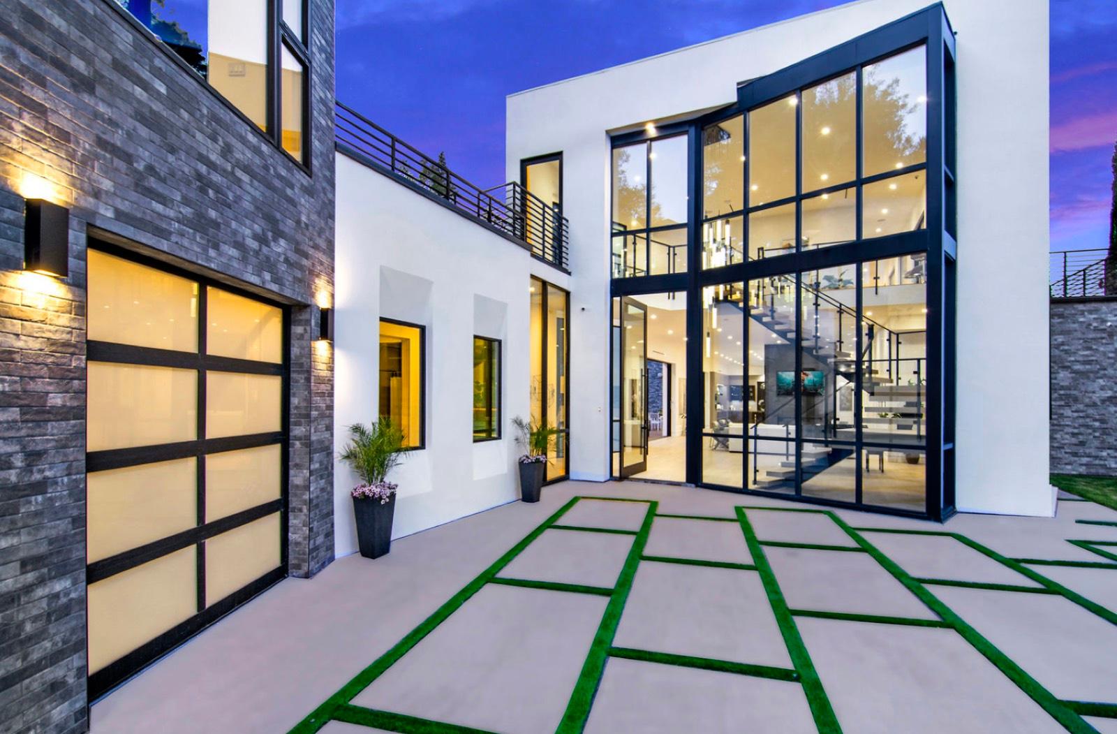 R's Modern Glass Mansion — photo 6