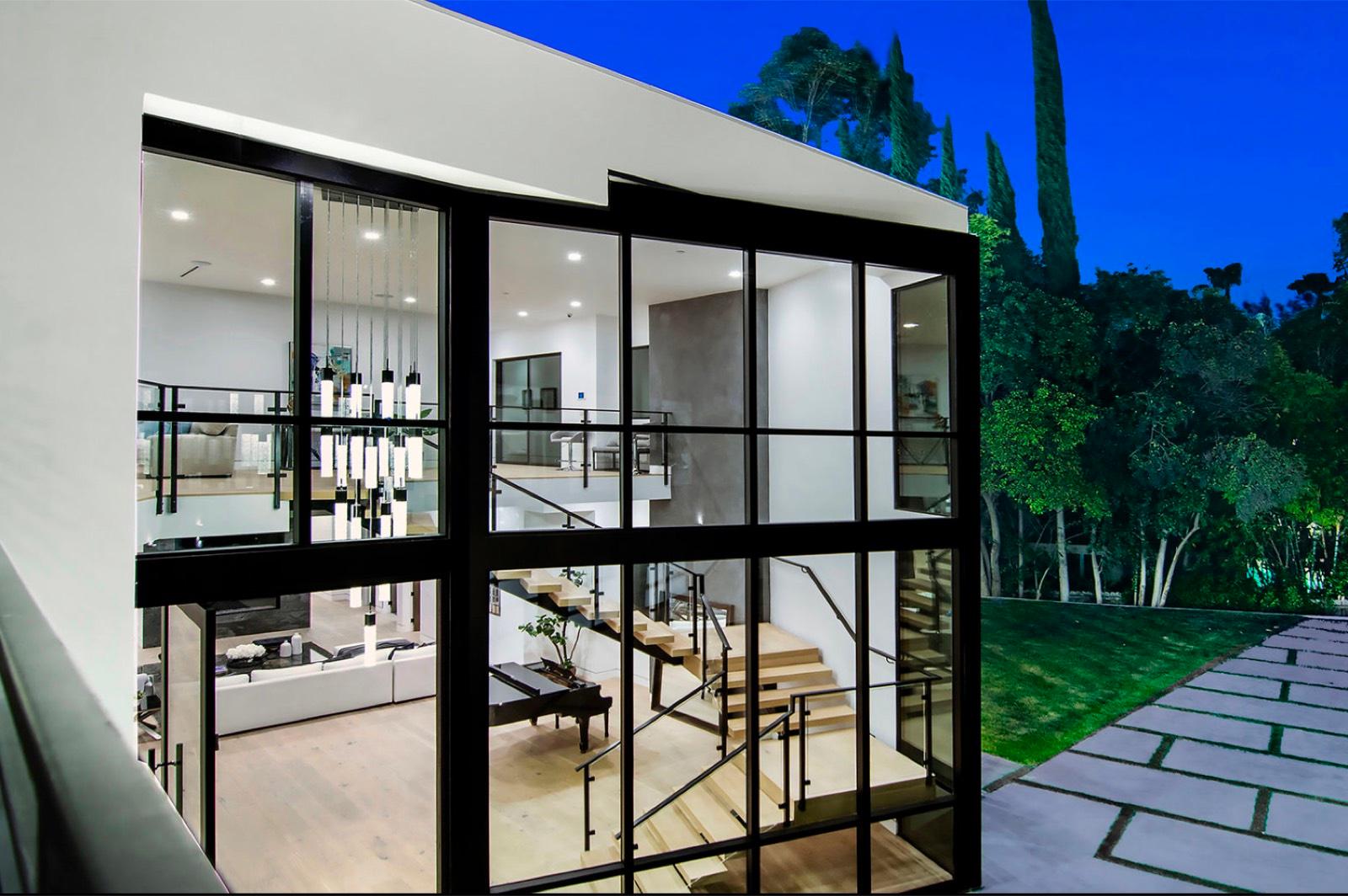 R's Modern Glass Mansion — photo 7