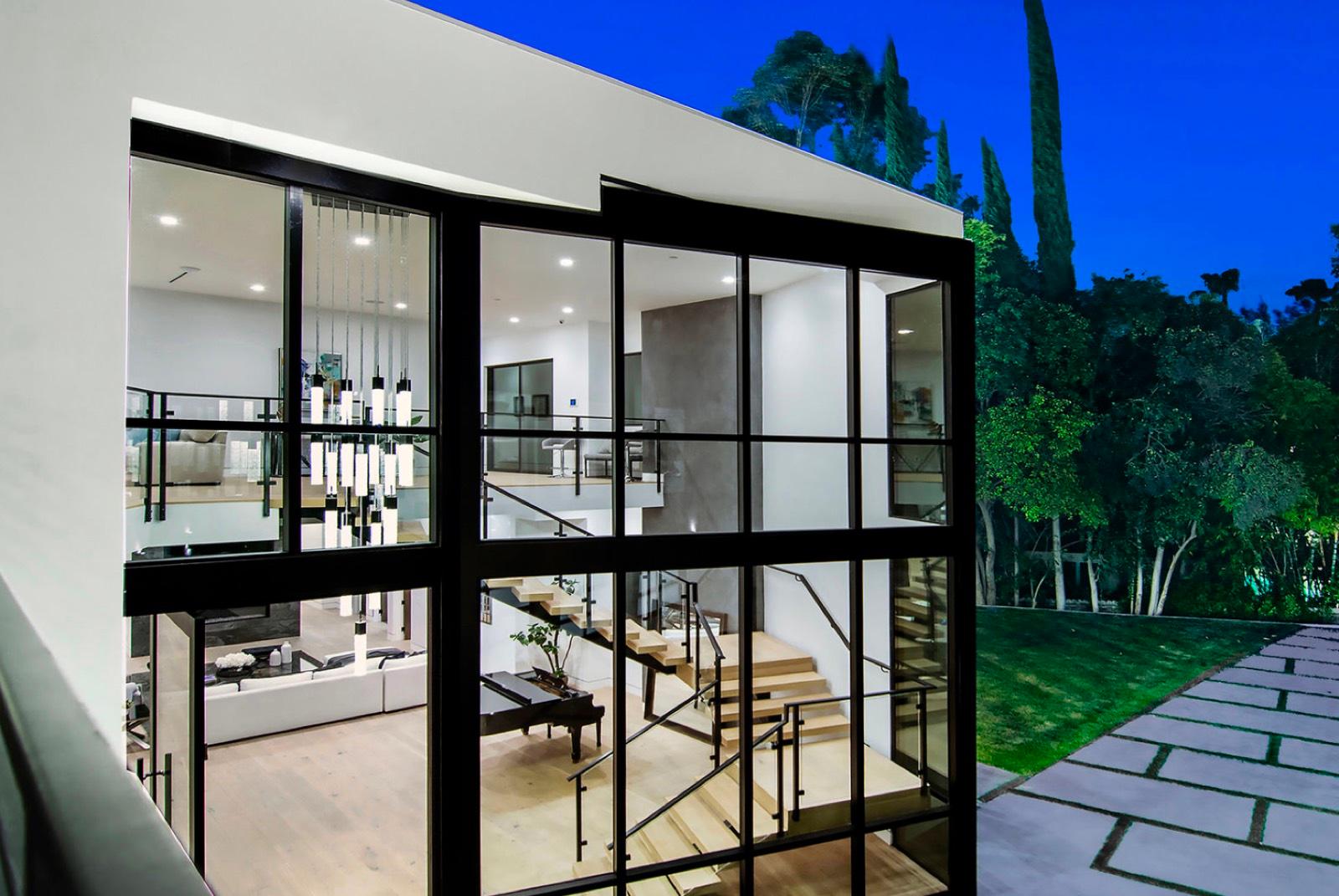 R's Modern Glass Mansion — photo 8
