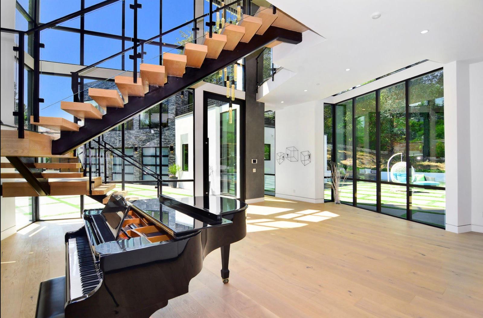 R's Modern Glass Mansion — photo 10